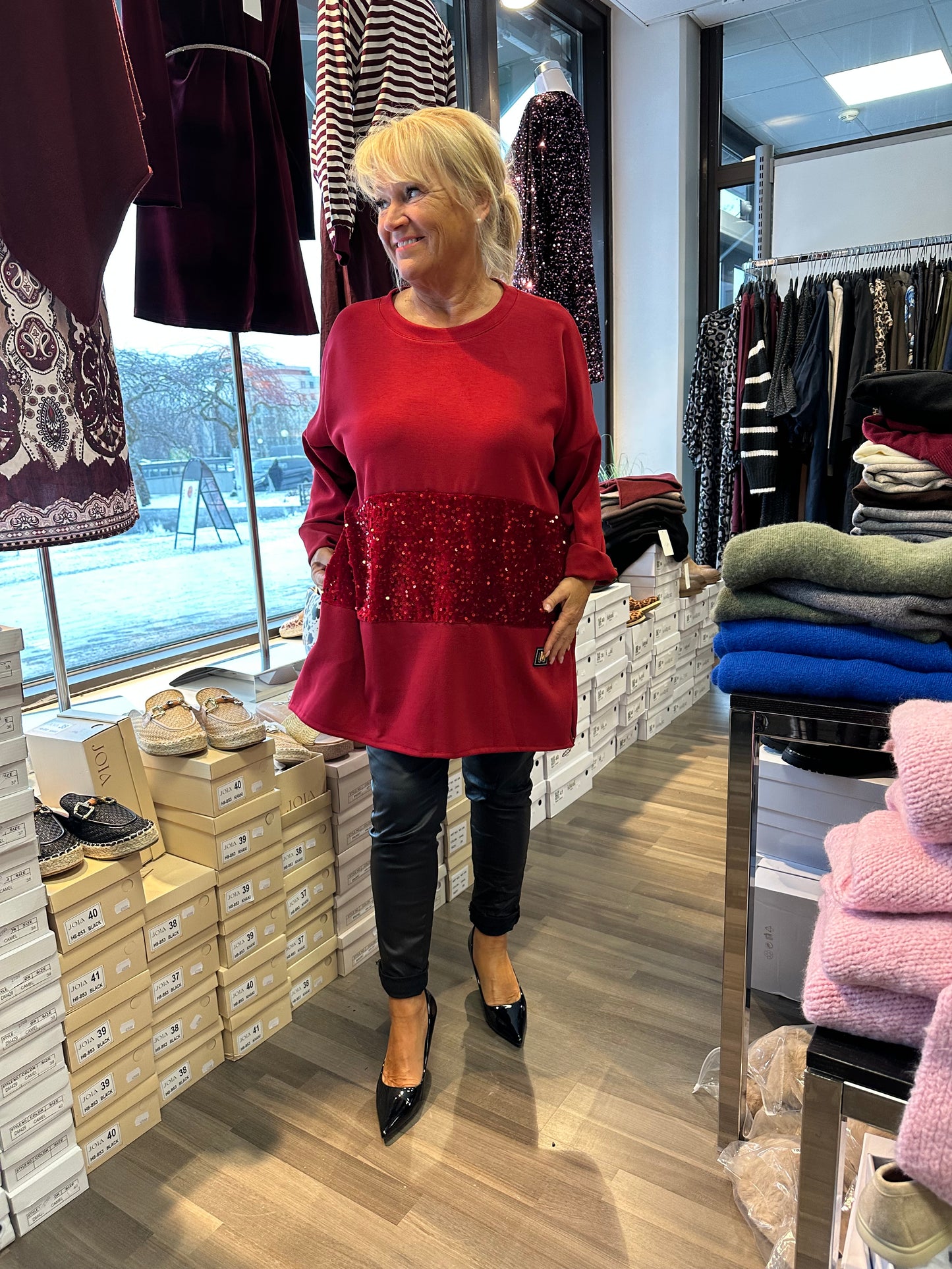 Plussize college tunika paljeteilla punainen