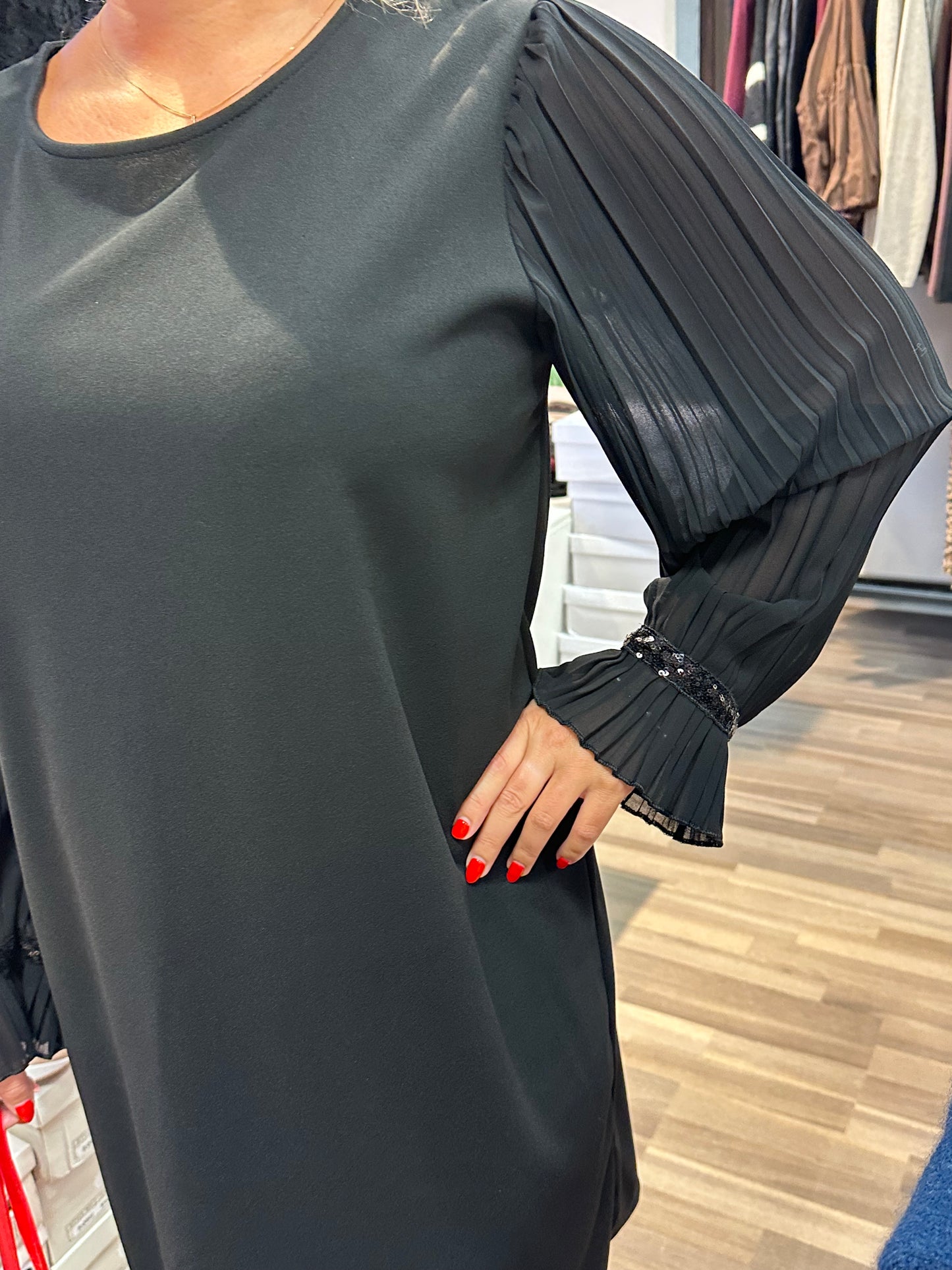 Pikkumusta pliseehihoilla