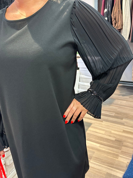 Pikkumusta pliseehihoilla