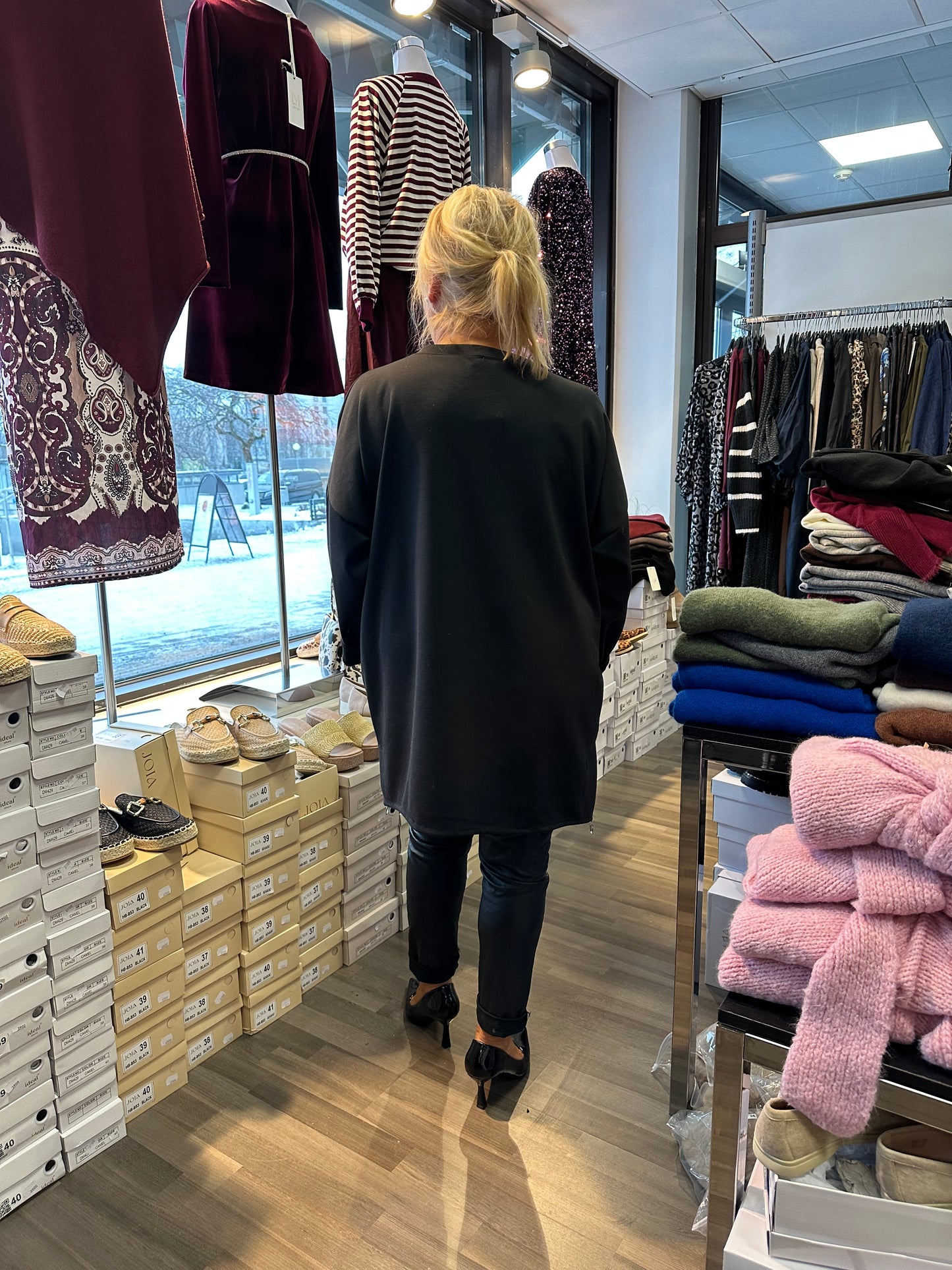 Plussize college tunika paljeteilla musta