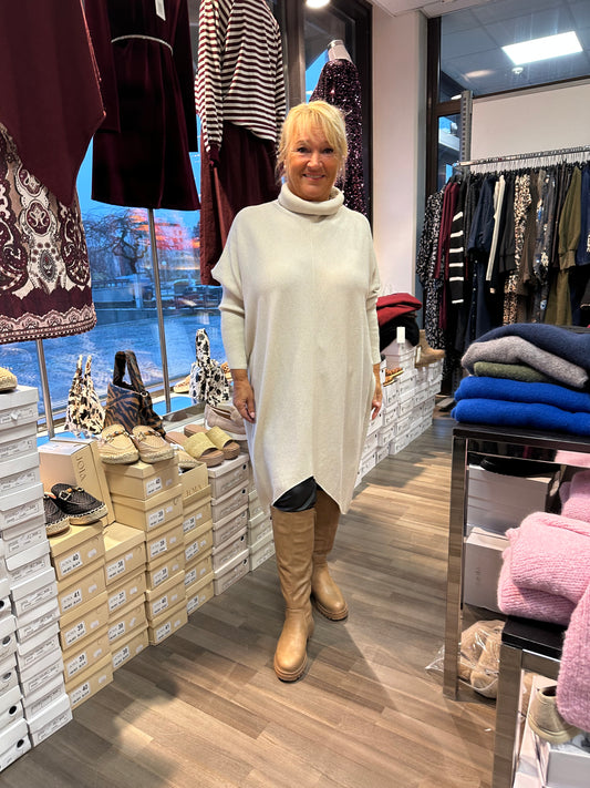 Oversize neuletunika luonnonvalkoinen