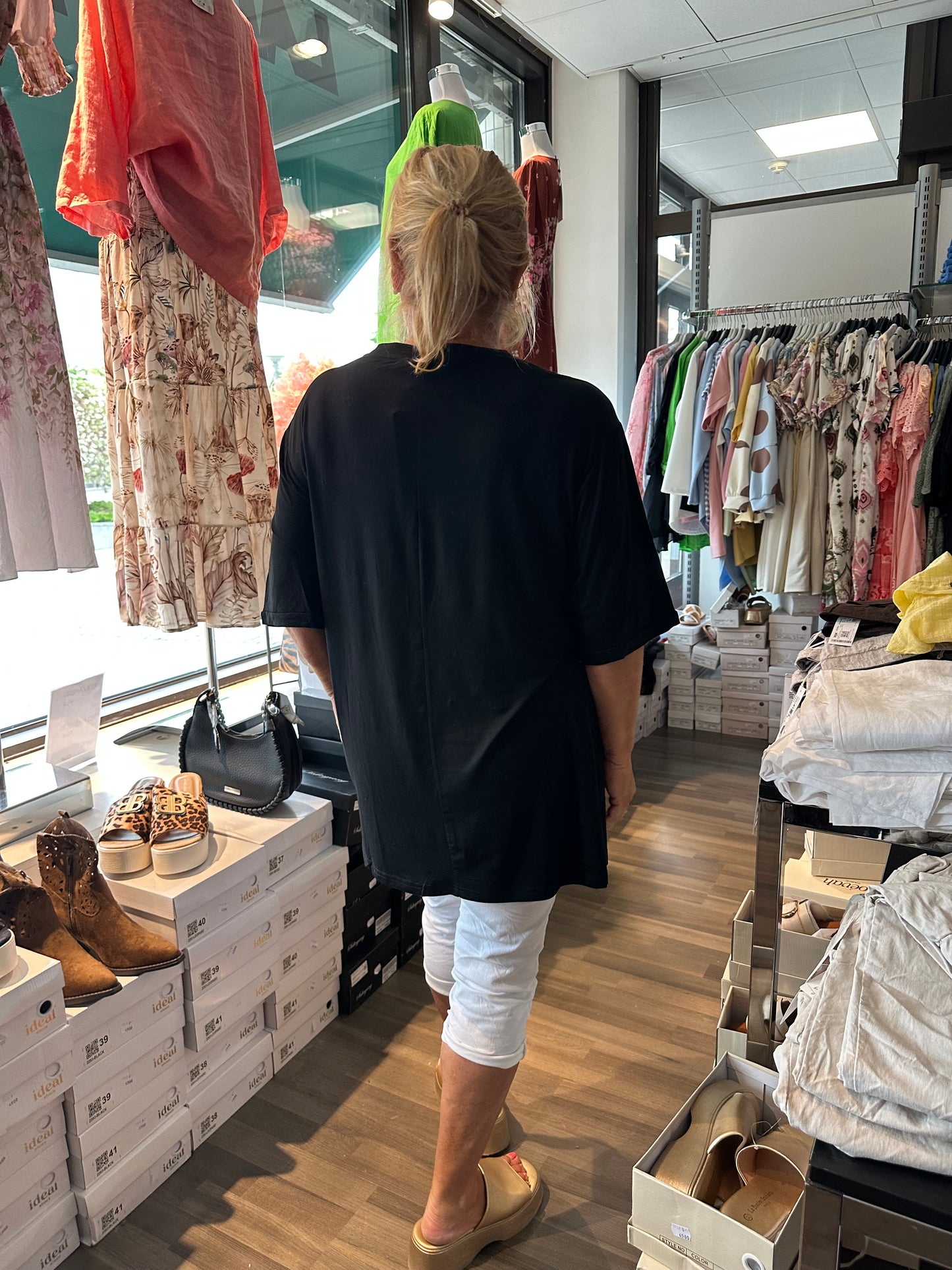 Plussize joustava tunika niittikoristeilla (musta, valkoinen, beessi)