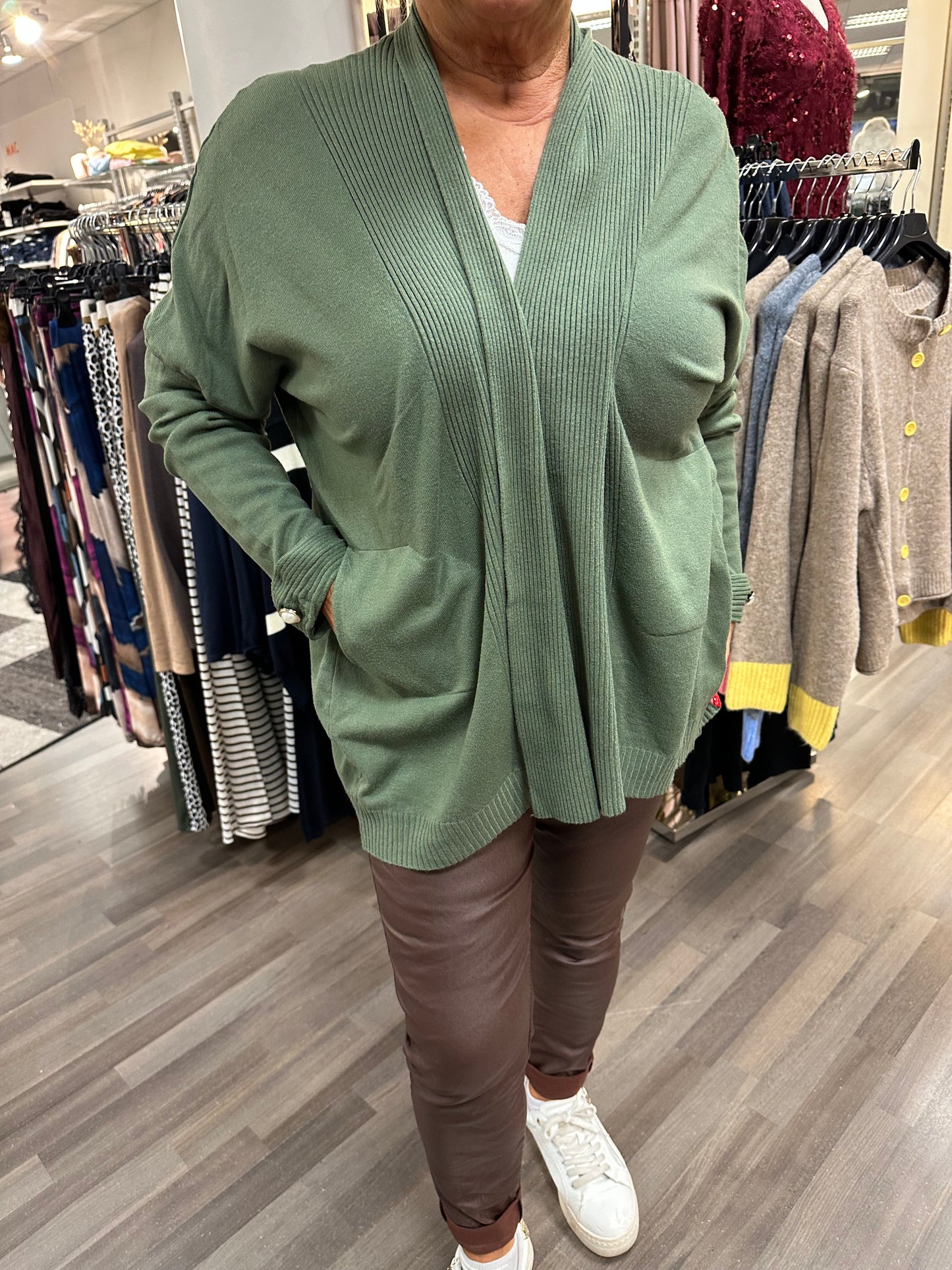 Neuletakki helmikoristeella vihreä