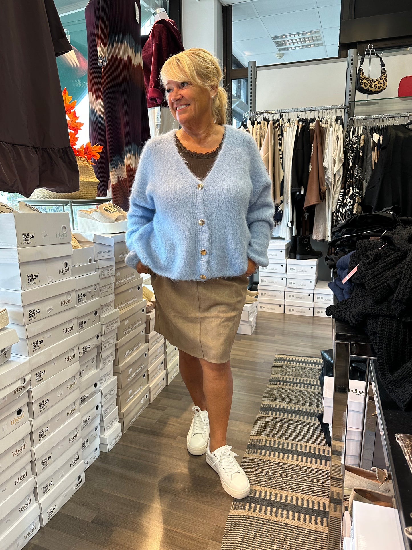 Oversize neuletakki napeilla sininen