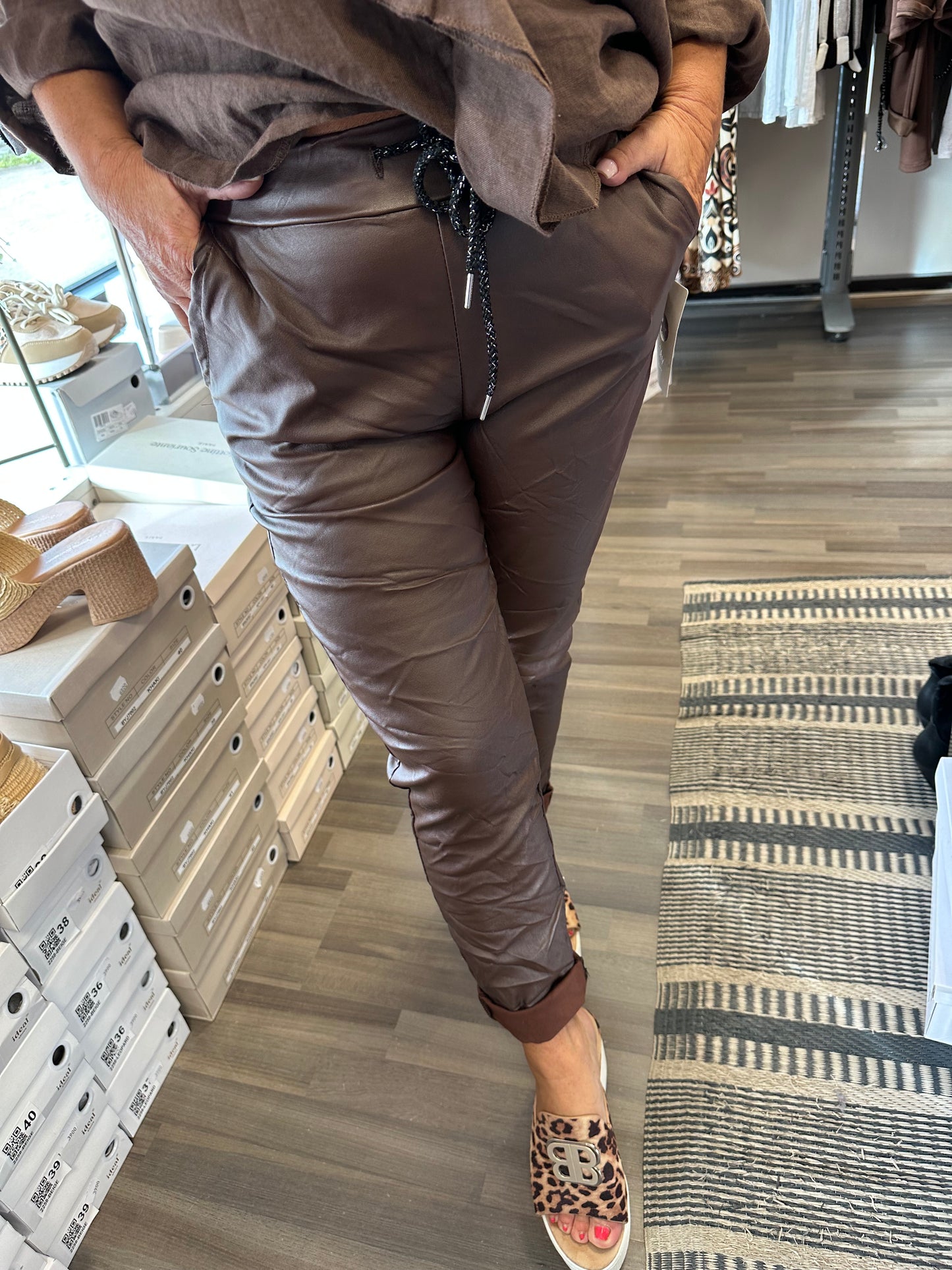 Stretch keinonahkahousu tummanruskea