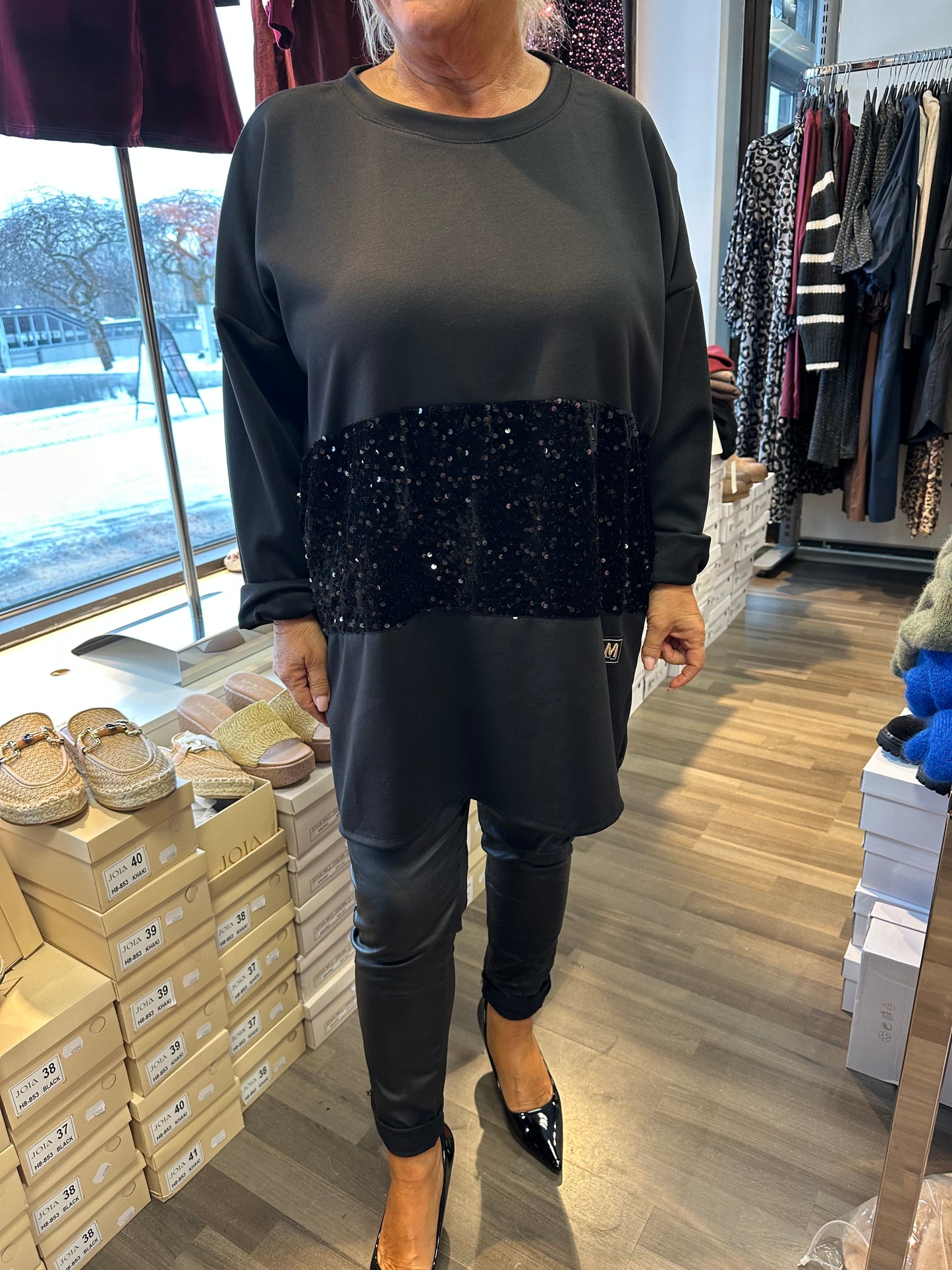 Plussize college tunika paljeteilla musta