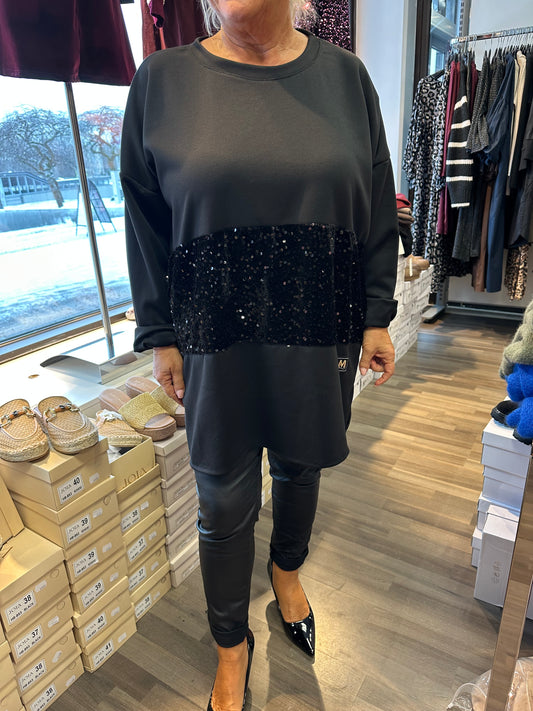 Plussize college tunika paljeteilla musta