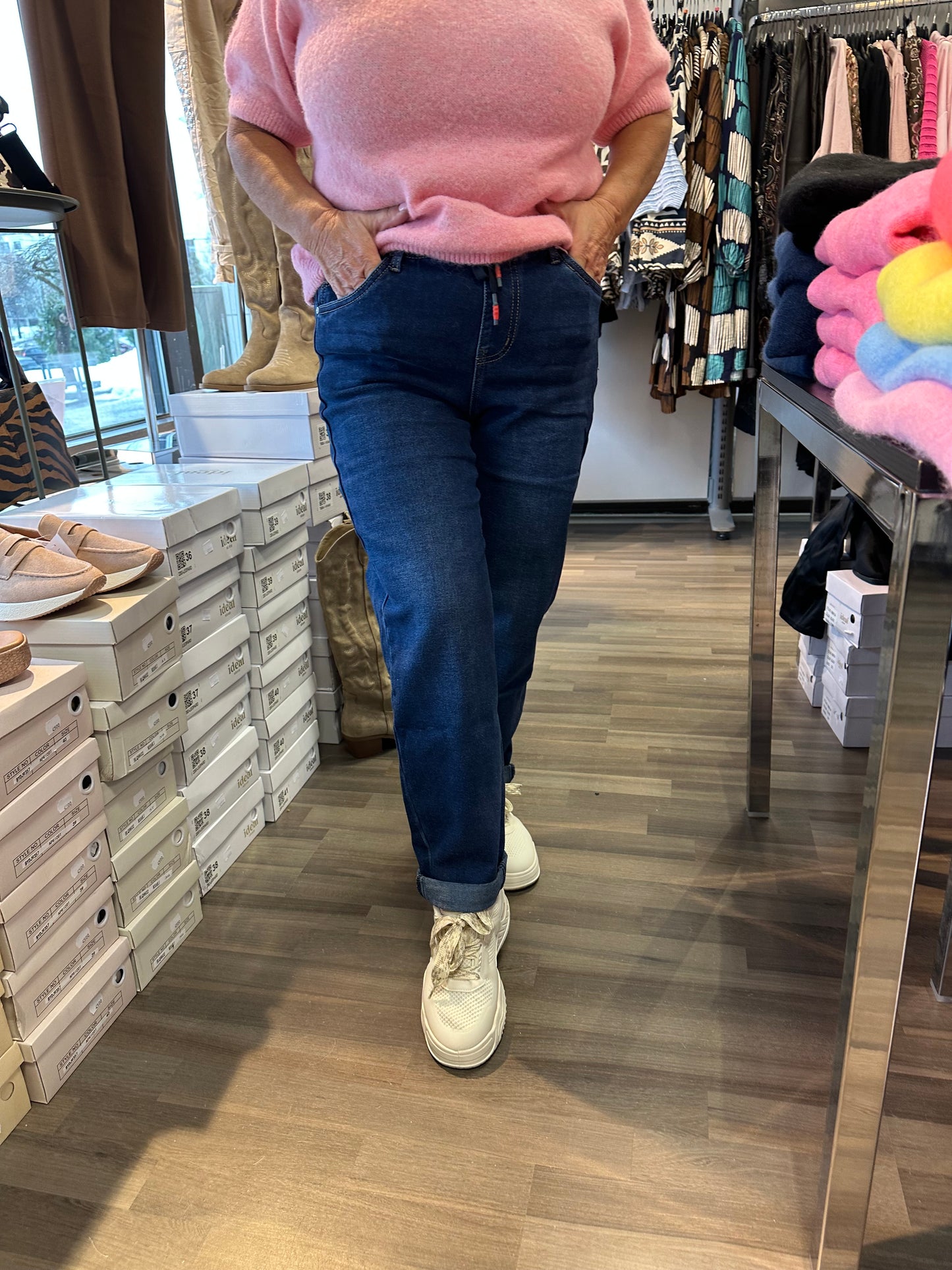 Mom fit -farkku keskitummalla pesulla