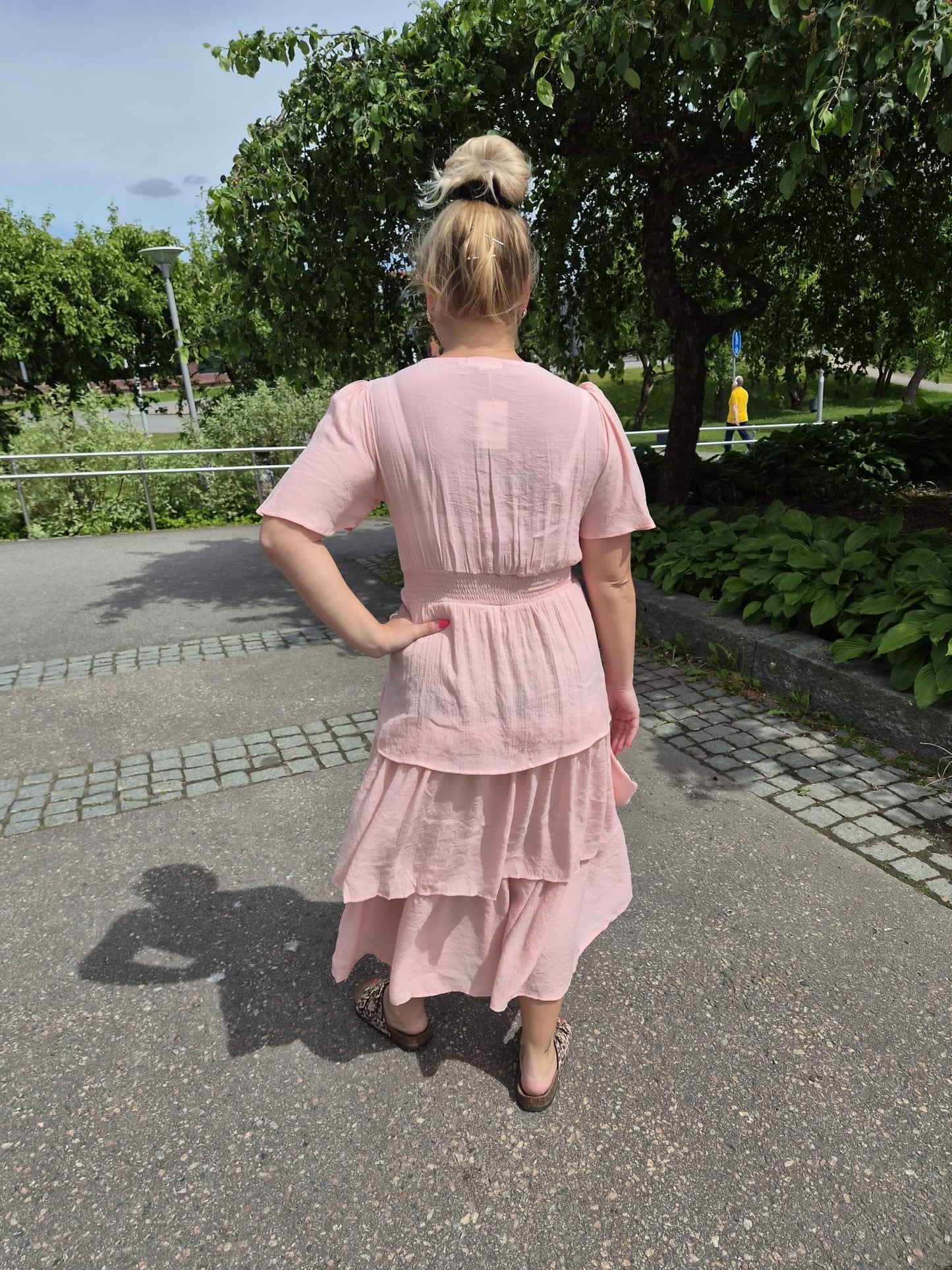 Sifonkinen kerrosmekko (musta ja roosa)