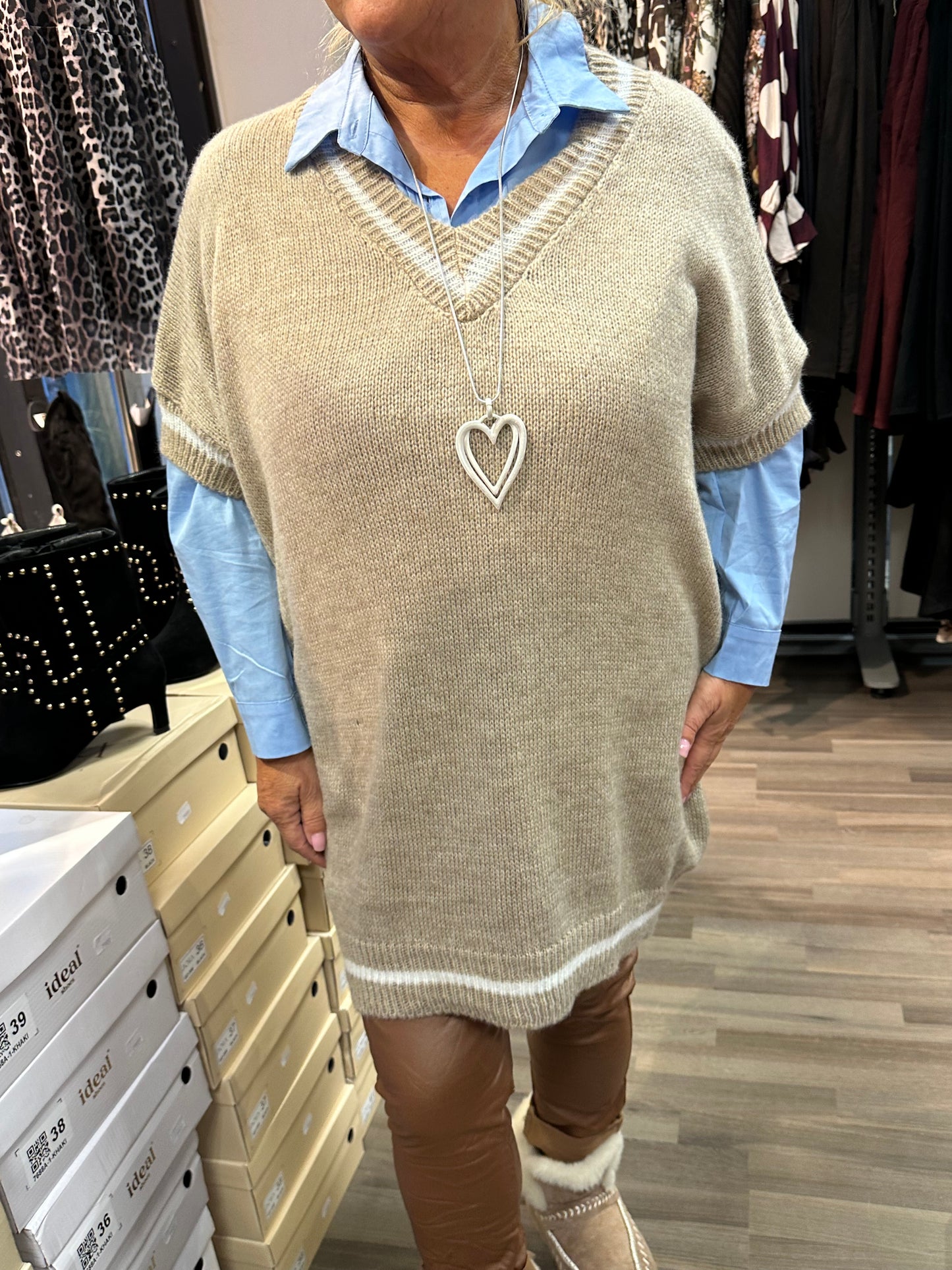 Plussize neuleliivi beessi