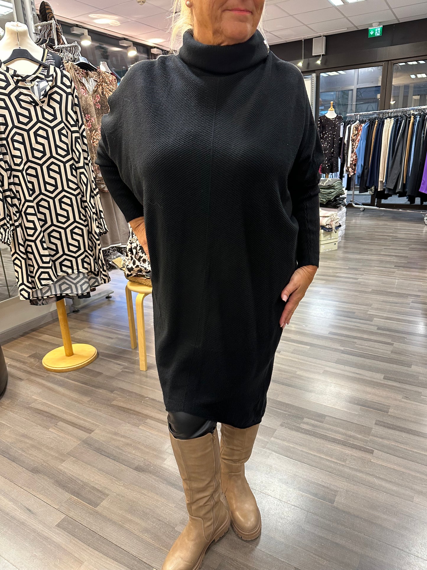 Oversize neuletunika musta