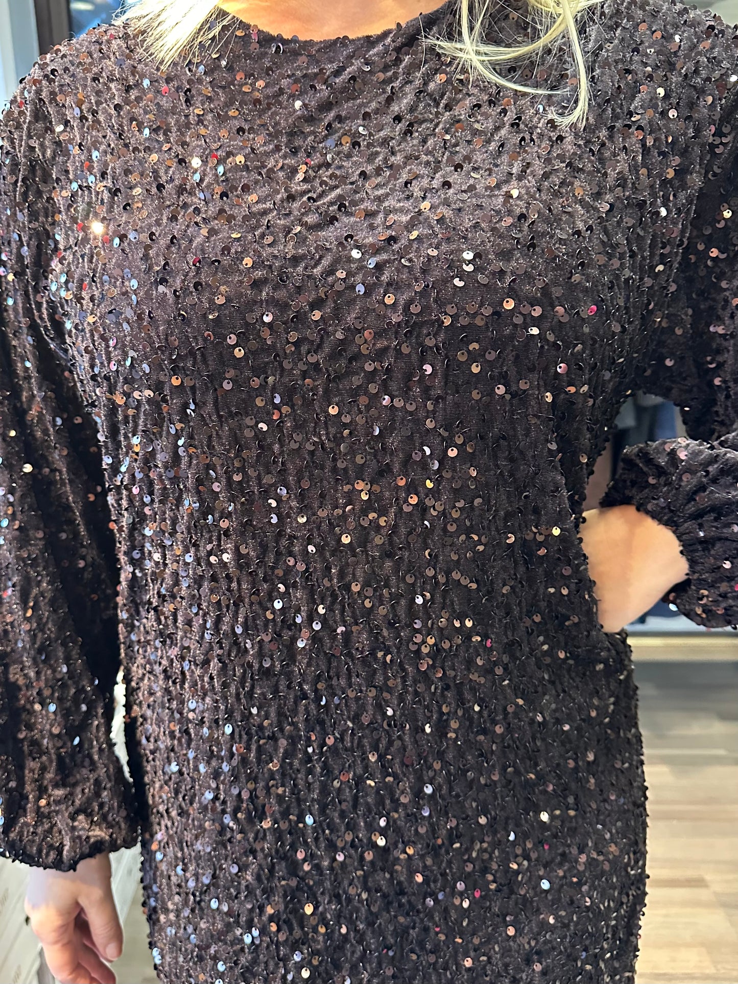 Samettinen paljettimekko ruskea