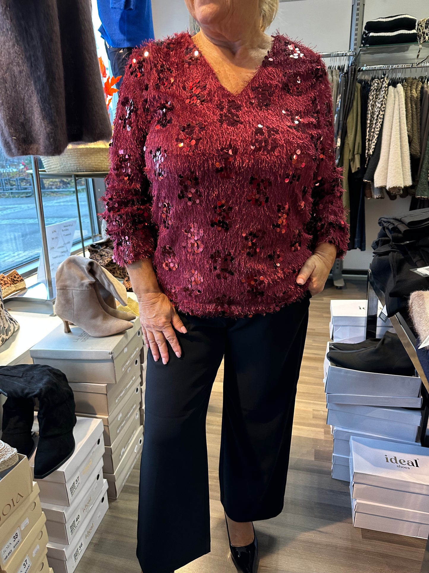 Paljettinen höyhenpusero punainen