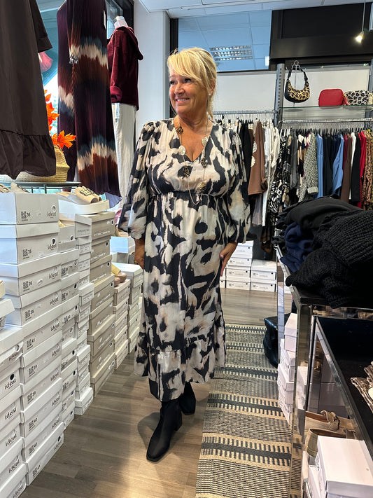 Kuviollinen frillamekko