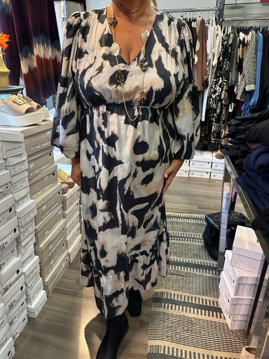 Kuviollinen frillamekko