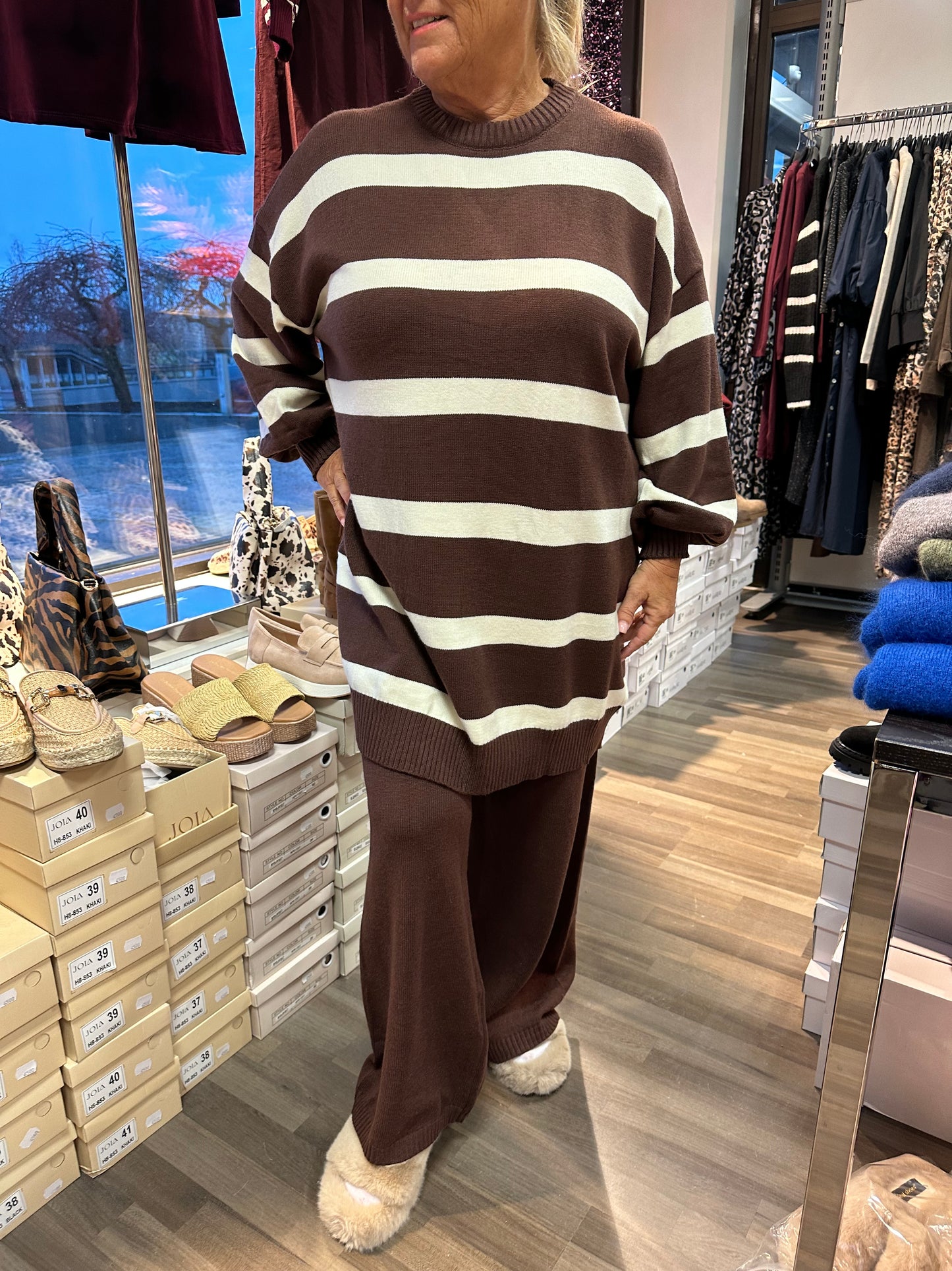 Plussize neuleasu ruskea