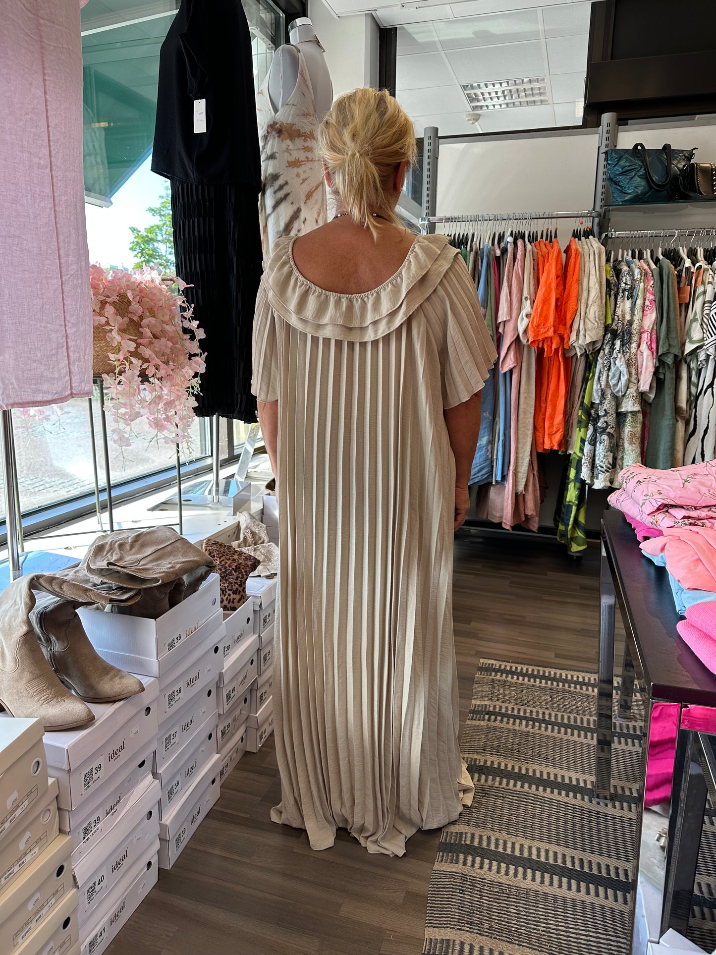 Plussize pliseerattu mekko beessi