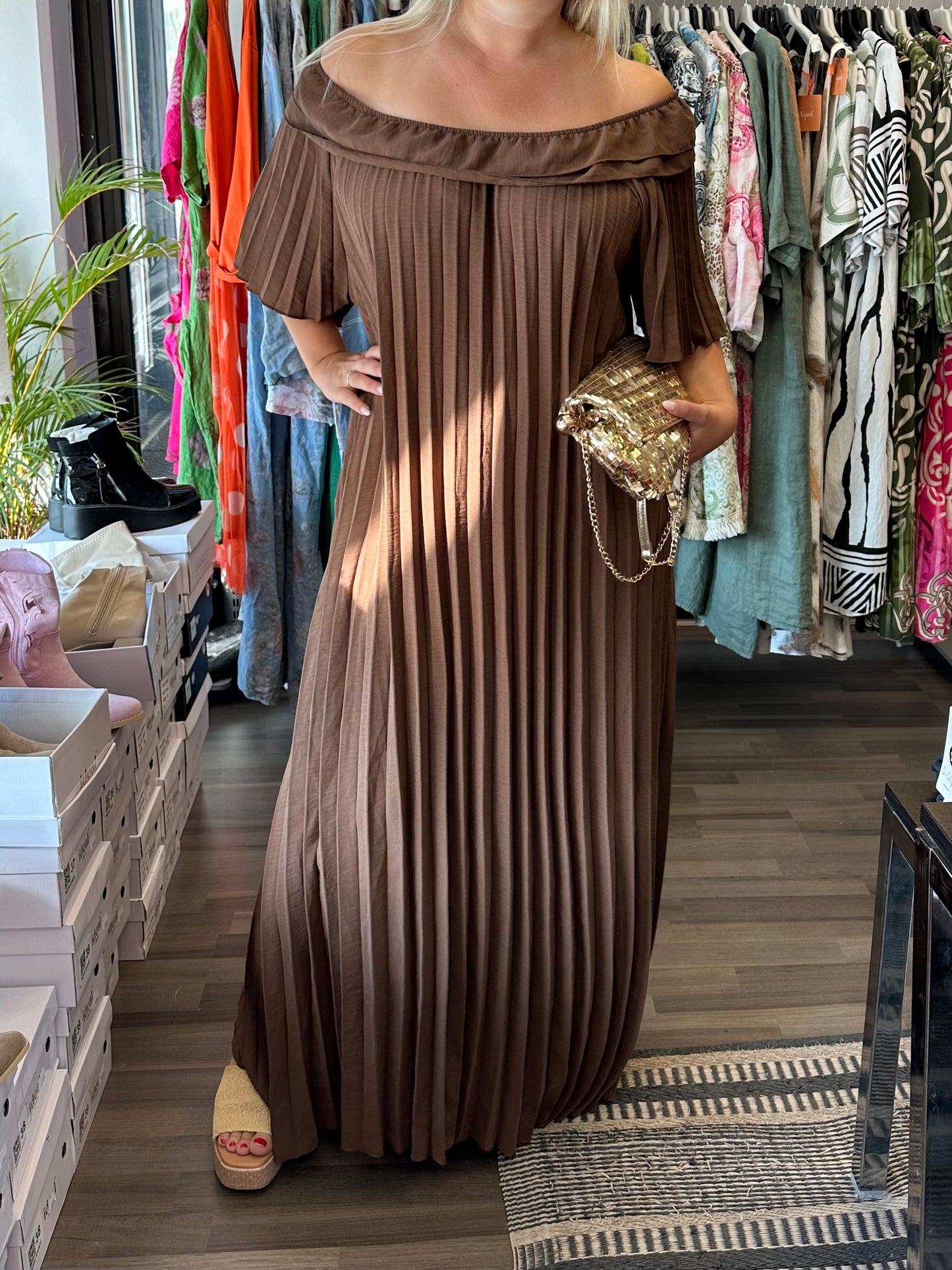 Plussize pliseerattu mekko ruskea