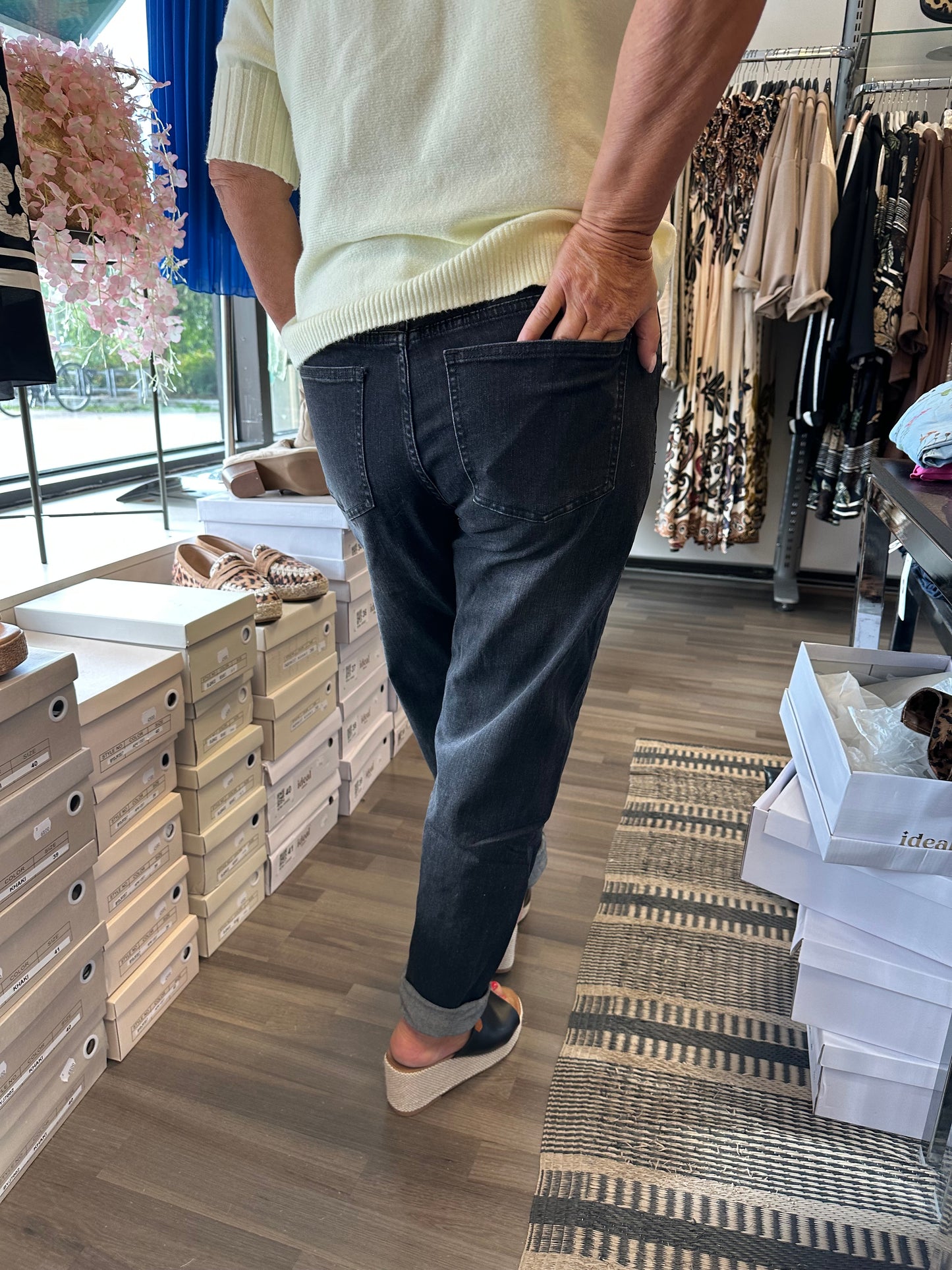 Korkeavyötäröiset farkut harmaa