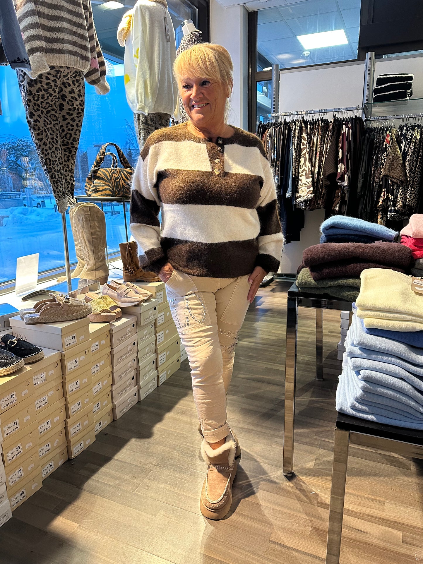 Raidallinen neulepusero