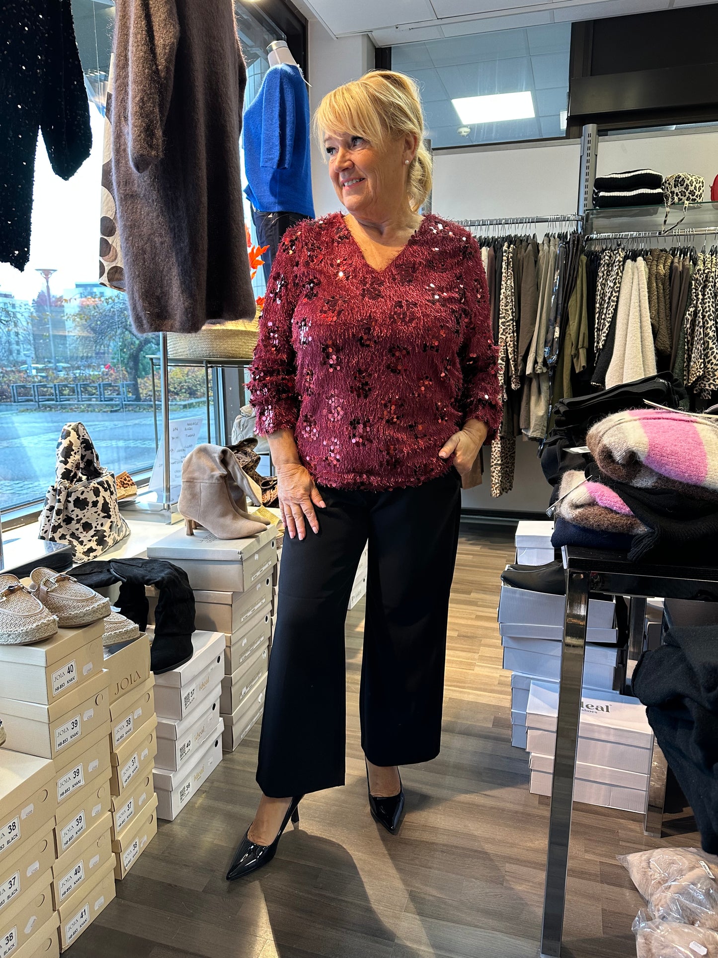 Paljettinen höyhenpusero punainen