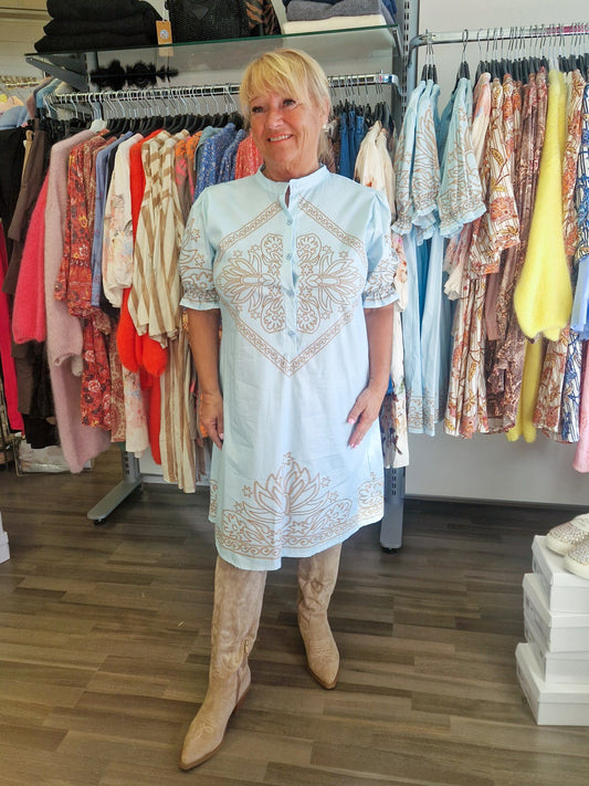 Vaaleansininen puuvillamekko