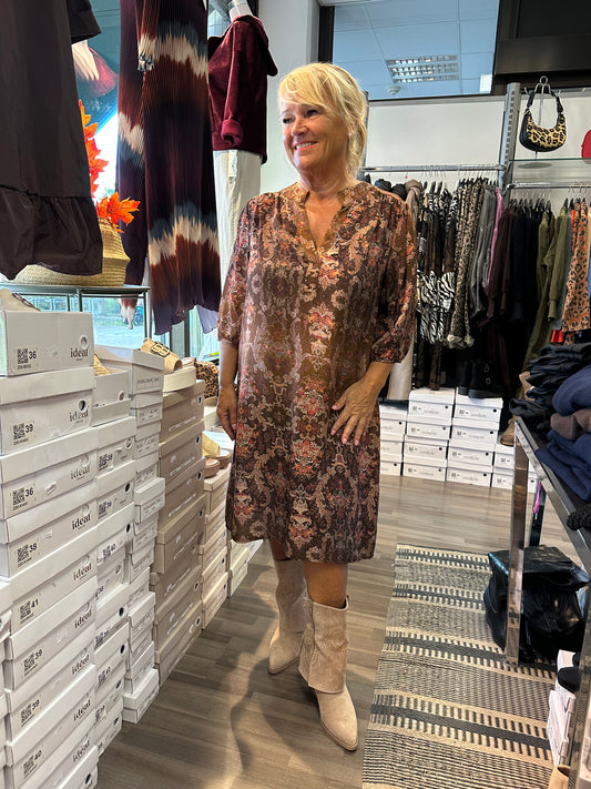 Kuviollinen mekko konjakki