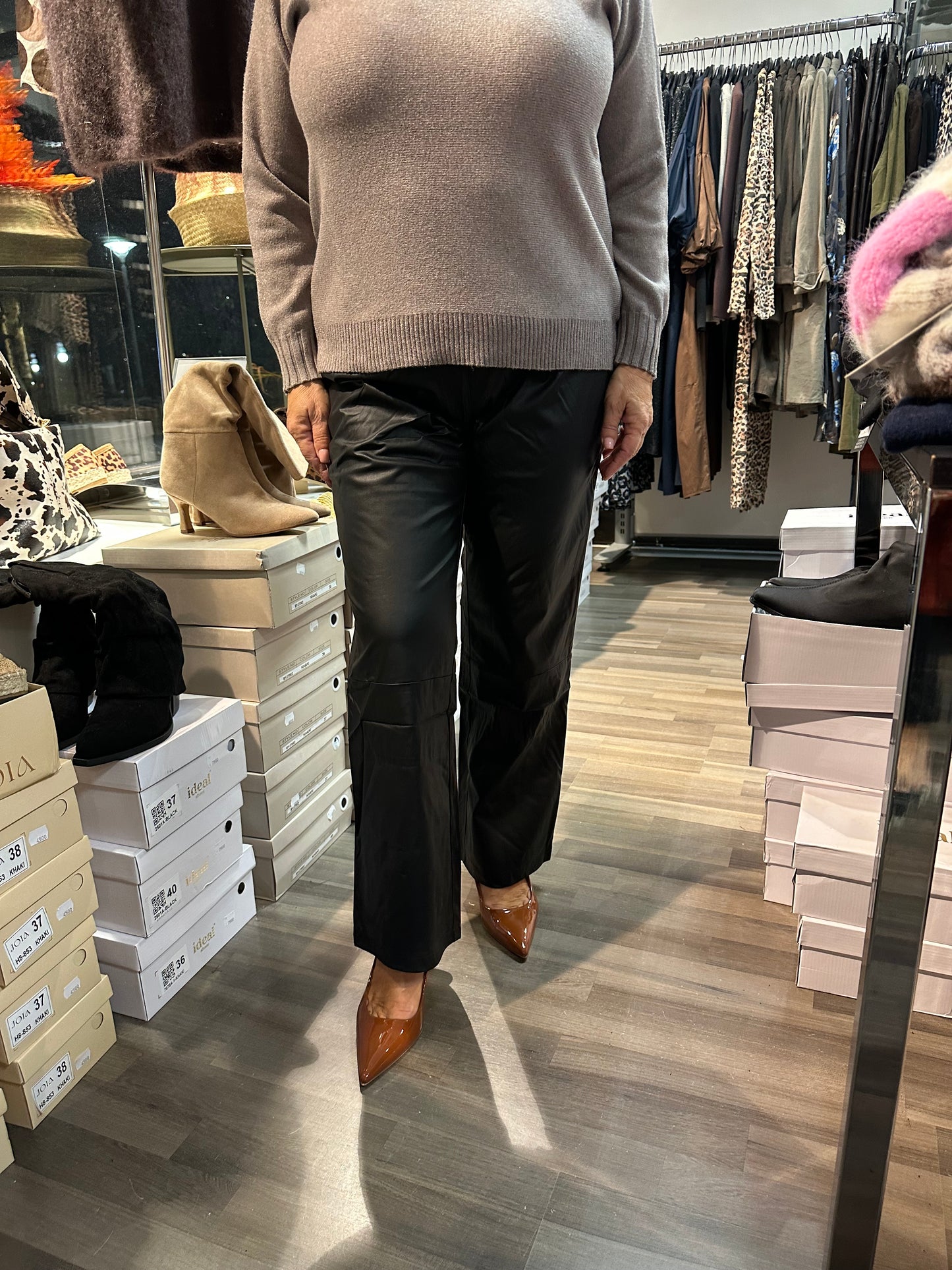 Suoralahkeiset keinonahkahousut musta