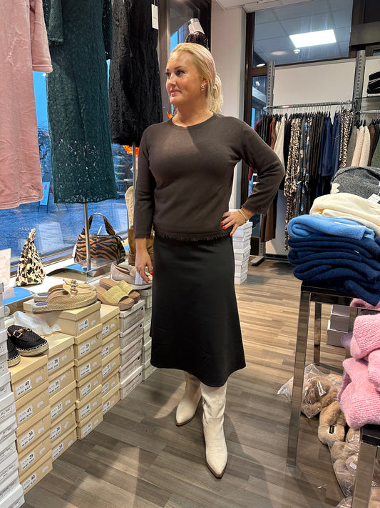 Pikkuneule hapsuilla tummanruskea