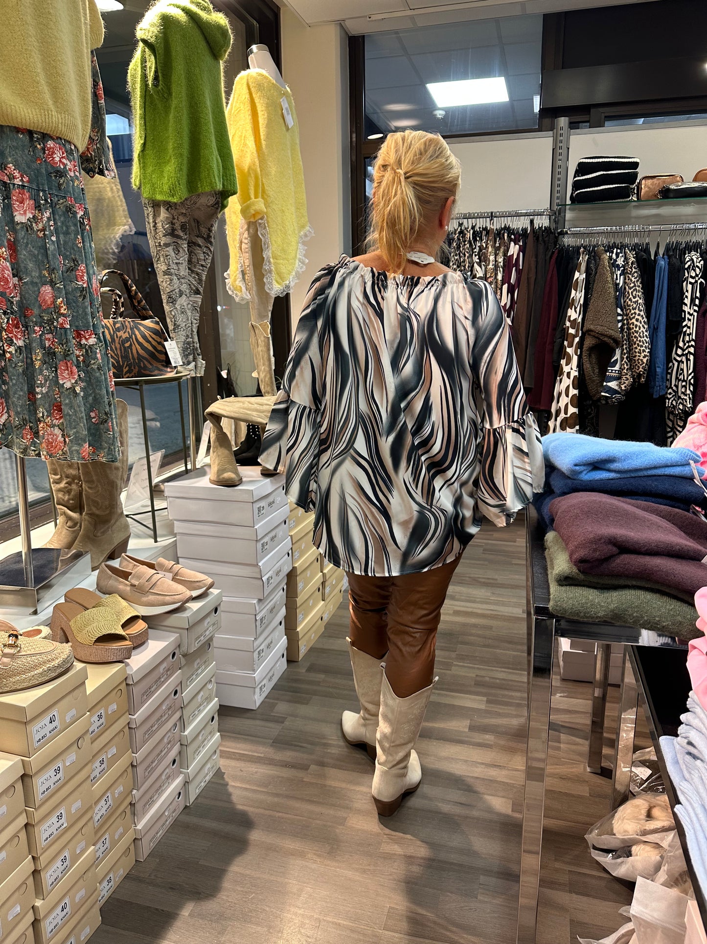 Frillahihainen pusero musta