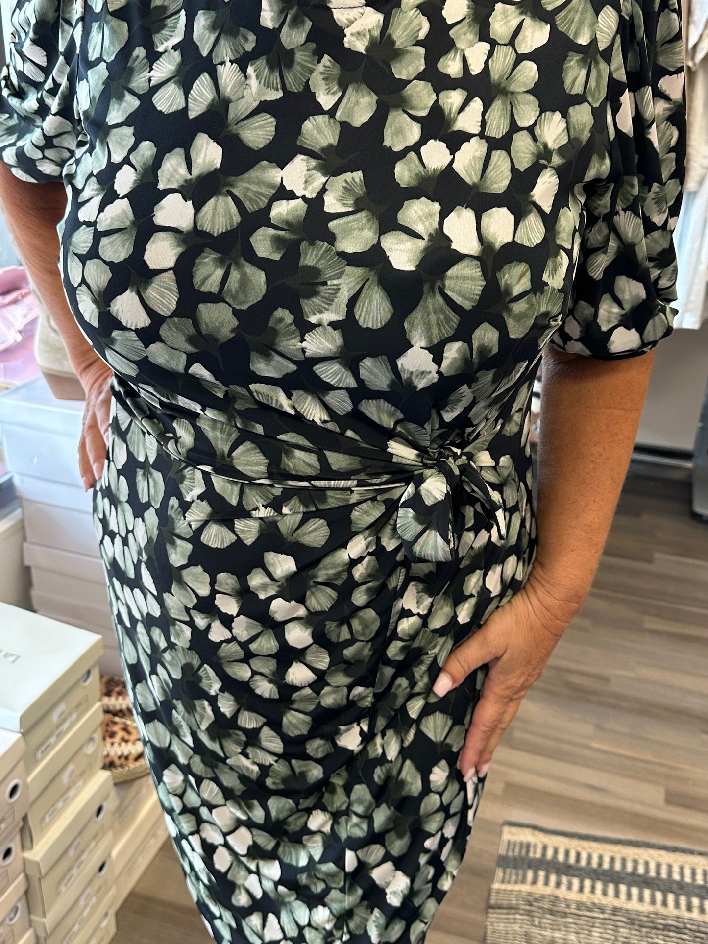 Liukaspintainen mekko Rosy