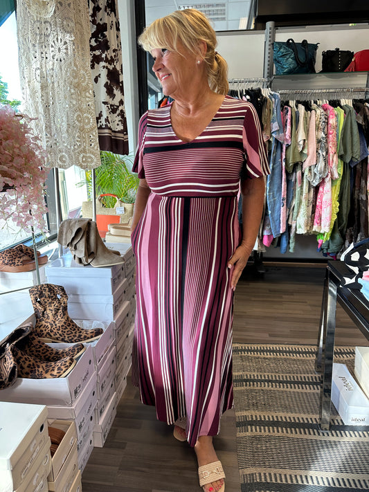 Pitkä trikoomekko viininpunainen