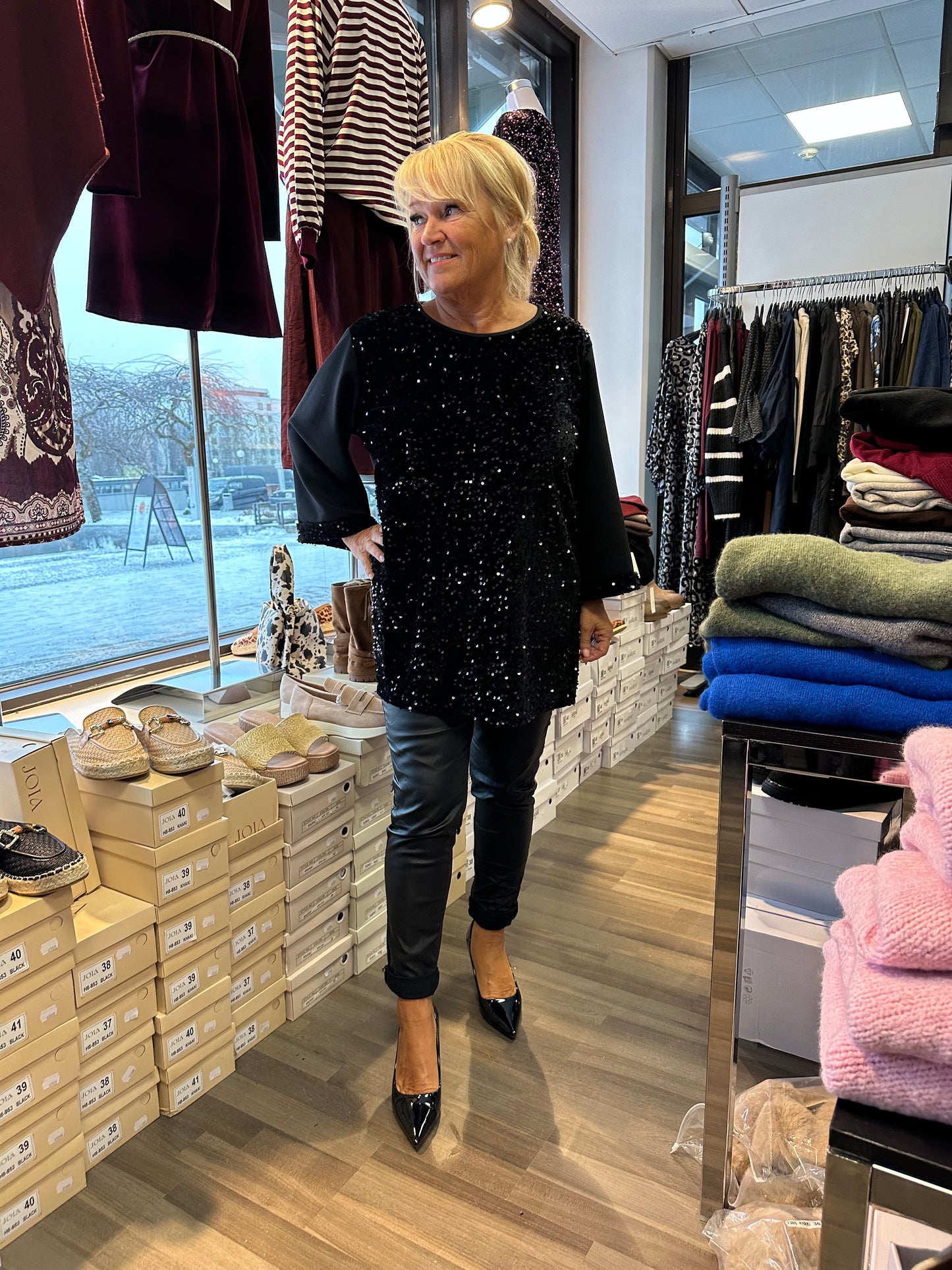 Plussize paljettipusero vajaamittaisilla hihoilla