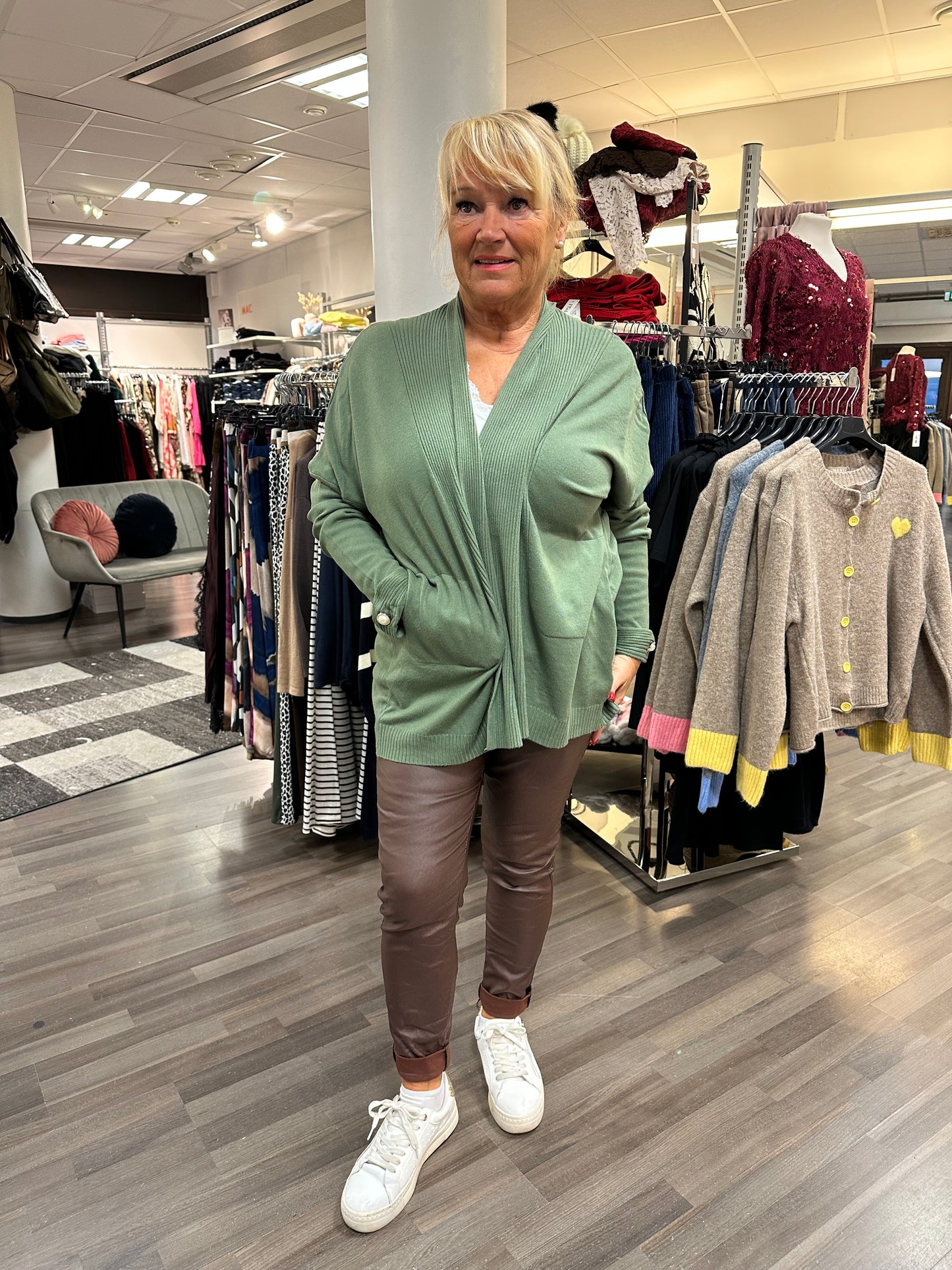 Neuletakki helmikoristeella vihreä