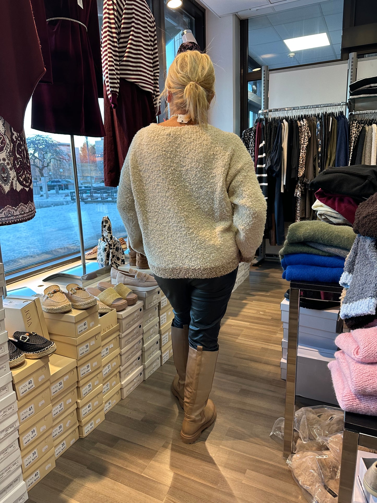 Kaksivärinen bouclee neule luonnonvalkoinen