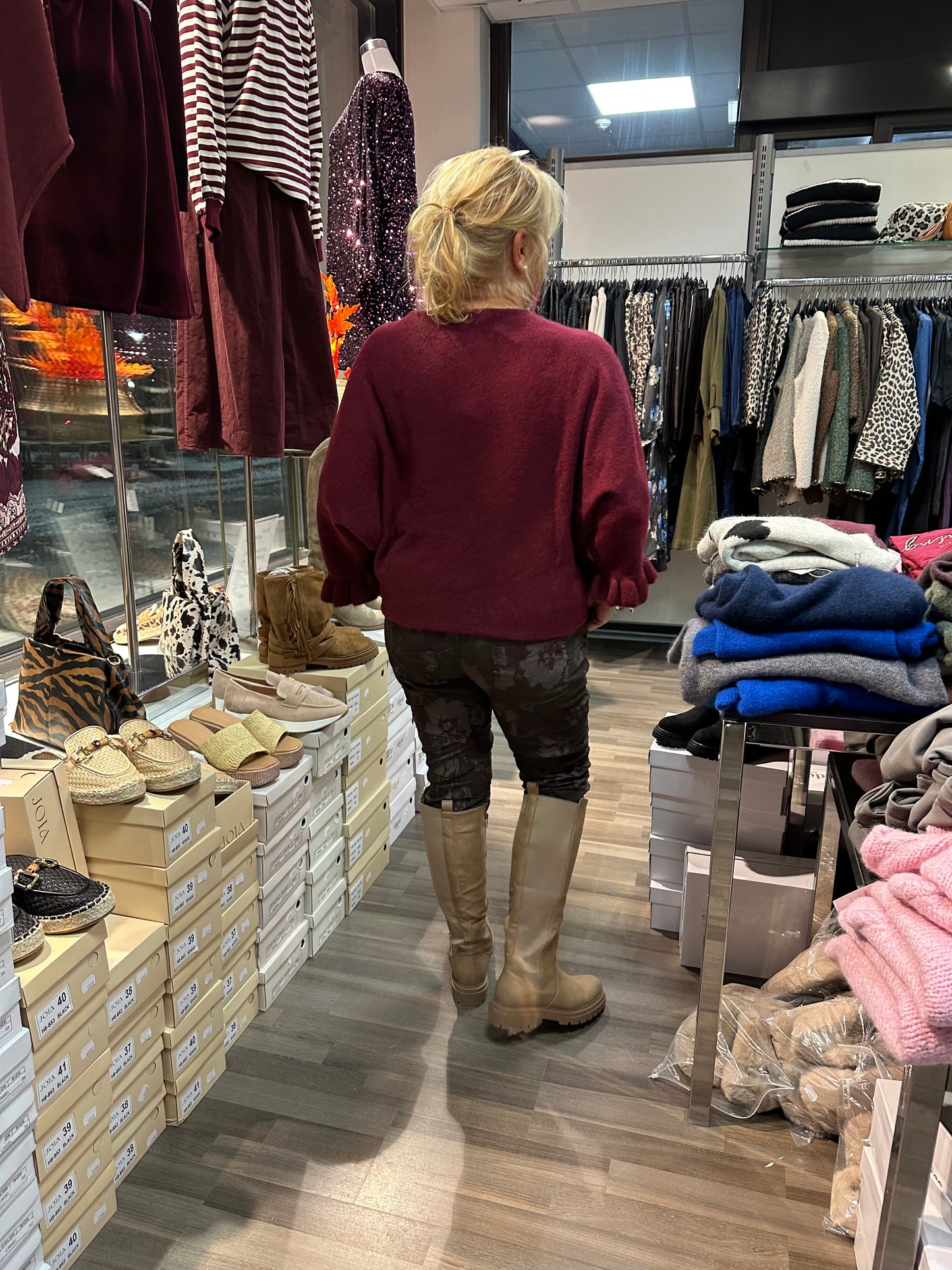 Neule frillahihoilla viininpunainen