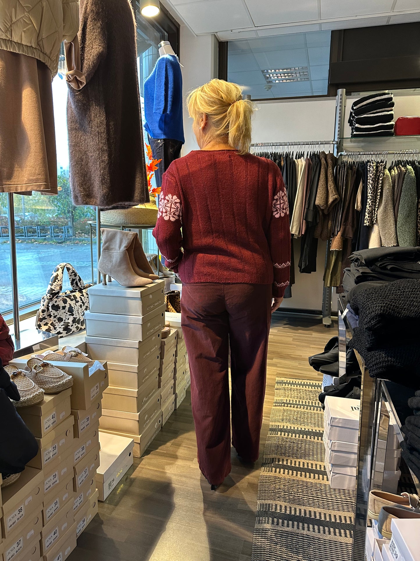 Leveälahkeiset samettihousut viininpunainen