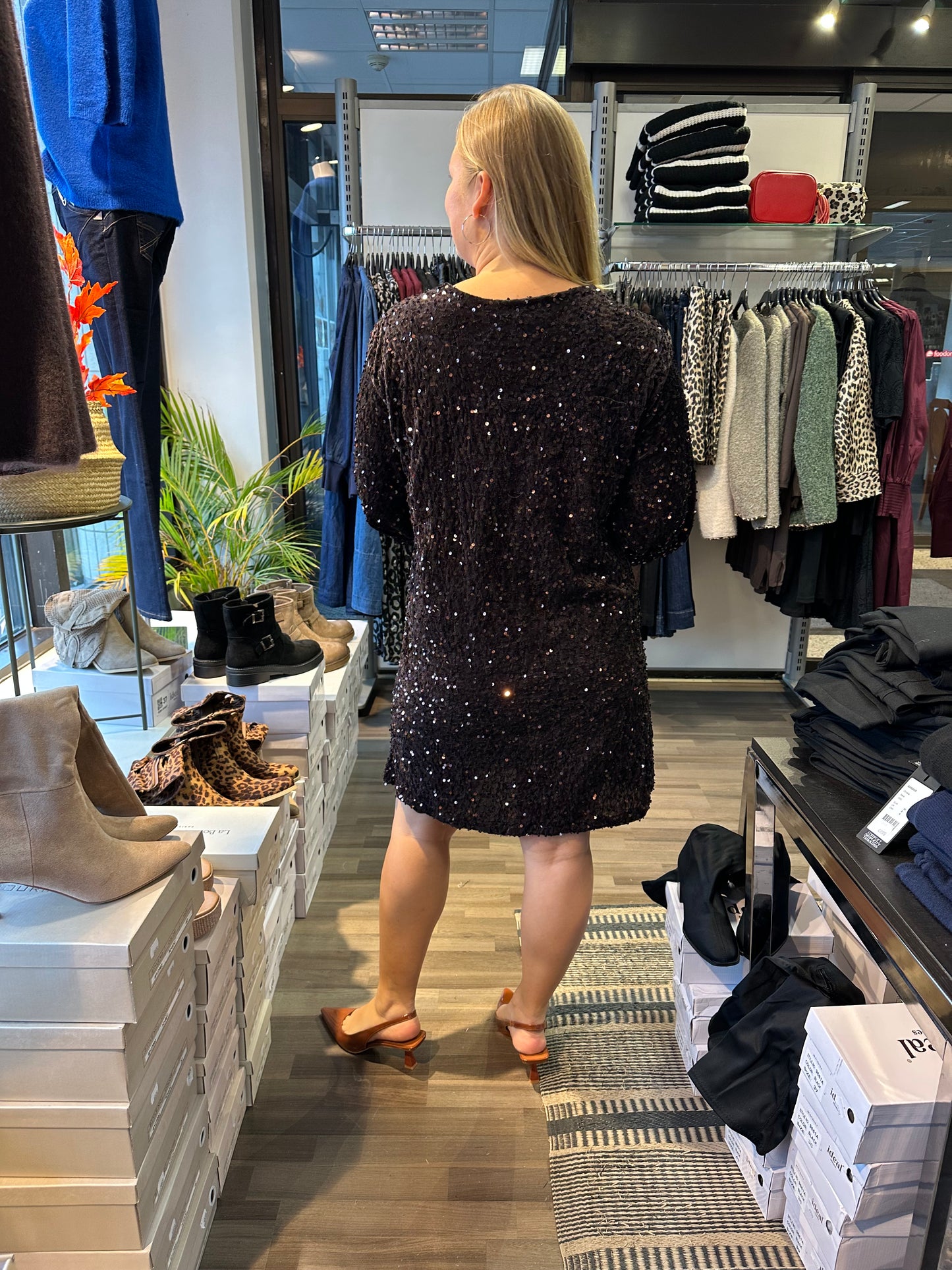 Samettinen paljettimekko ruskea