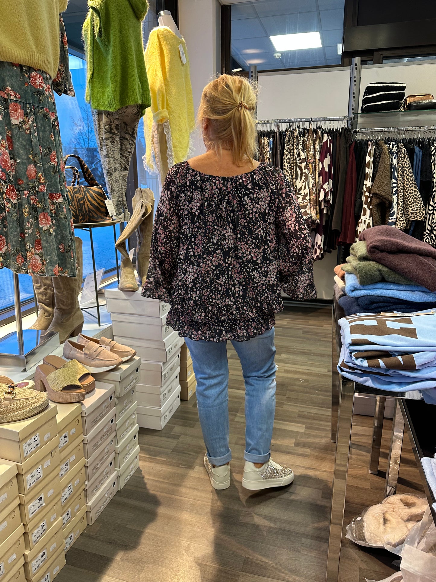 Kukallinen sifonkipusero musta