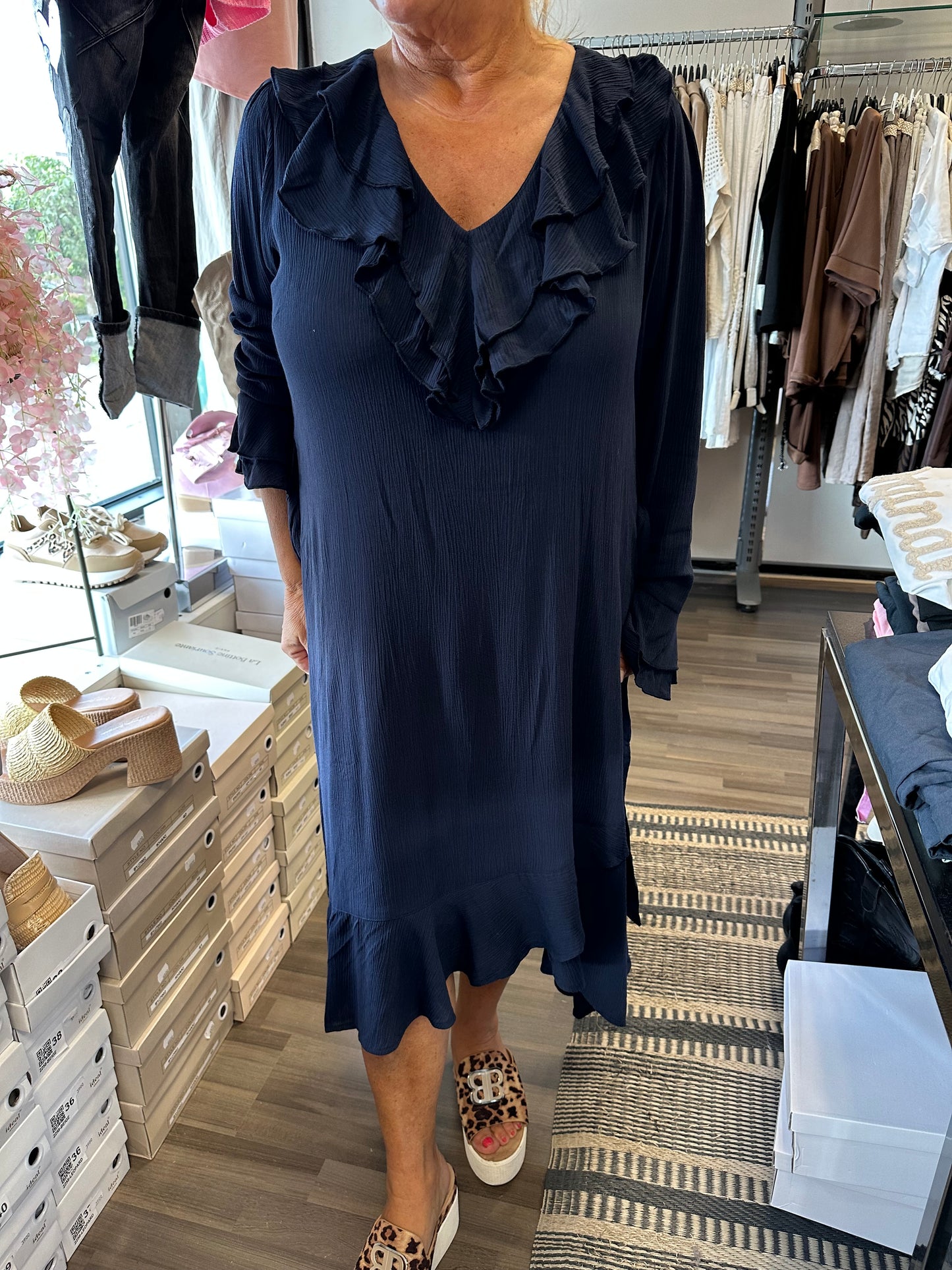 Kreppisviskoosi mekko Adeline navy
