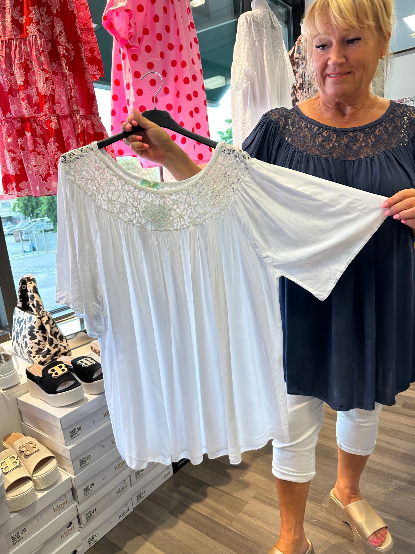 Plussize tunika pitsiyläosalla (4 väriä)