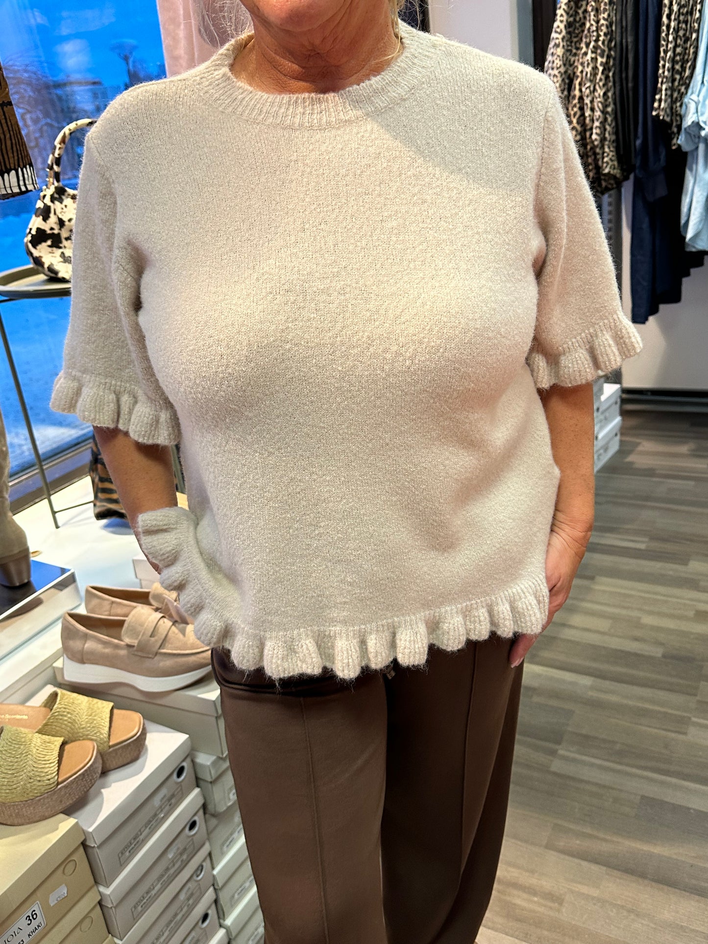 Neulepusero frillahelmalla beessi