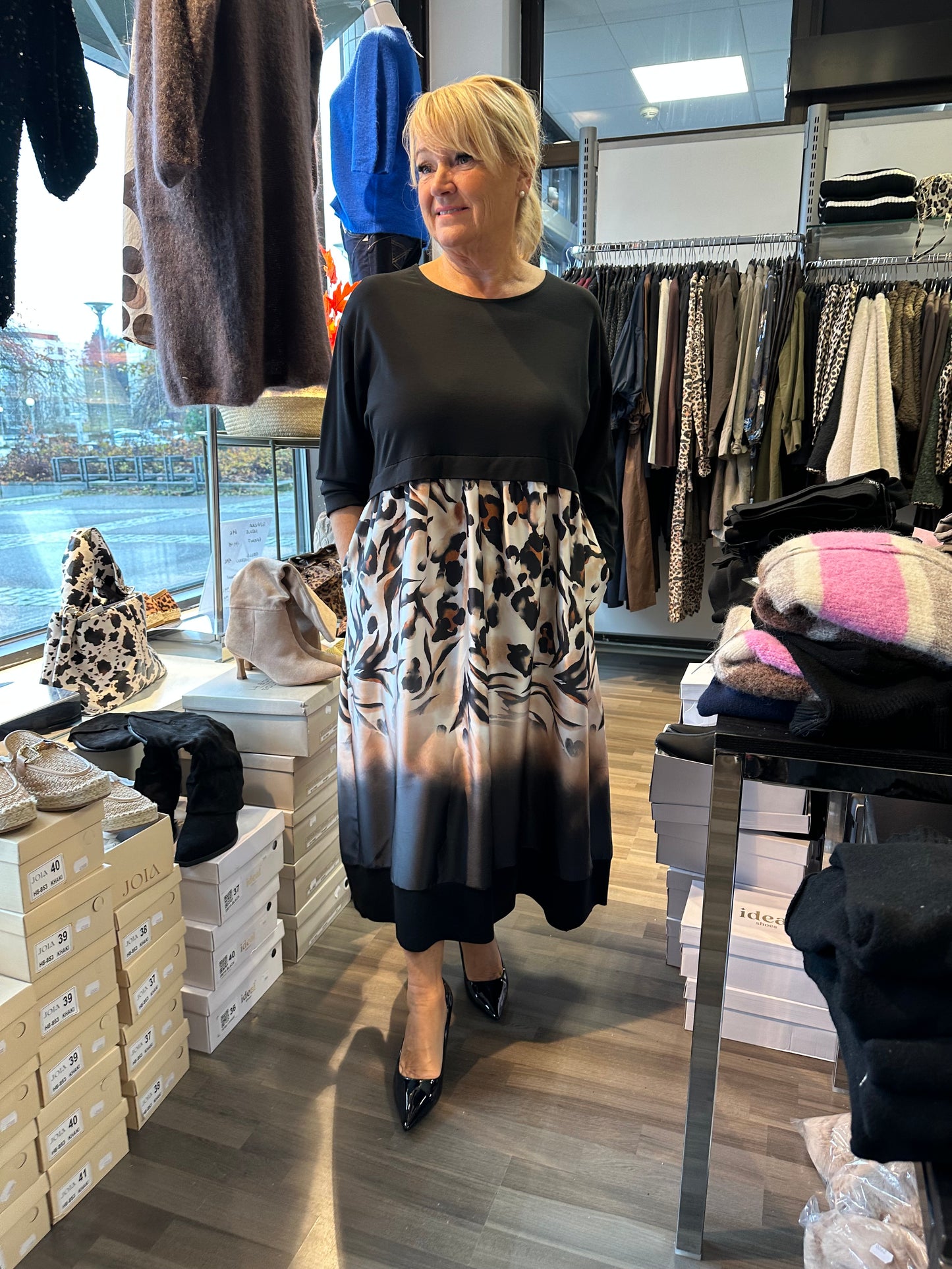 Trikoomekko satiinihelmalla eläin