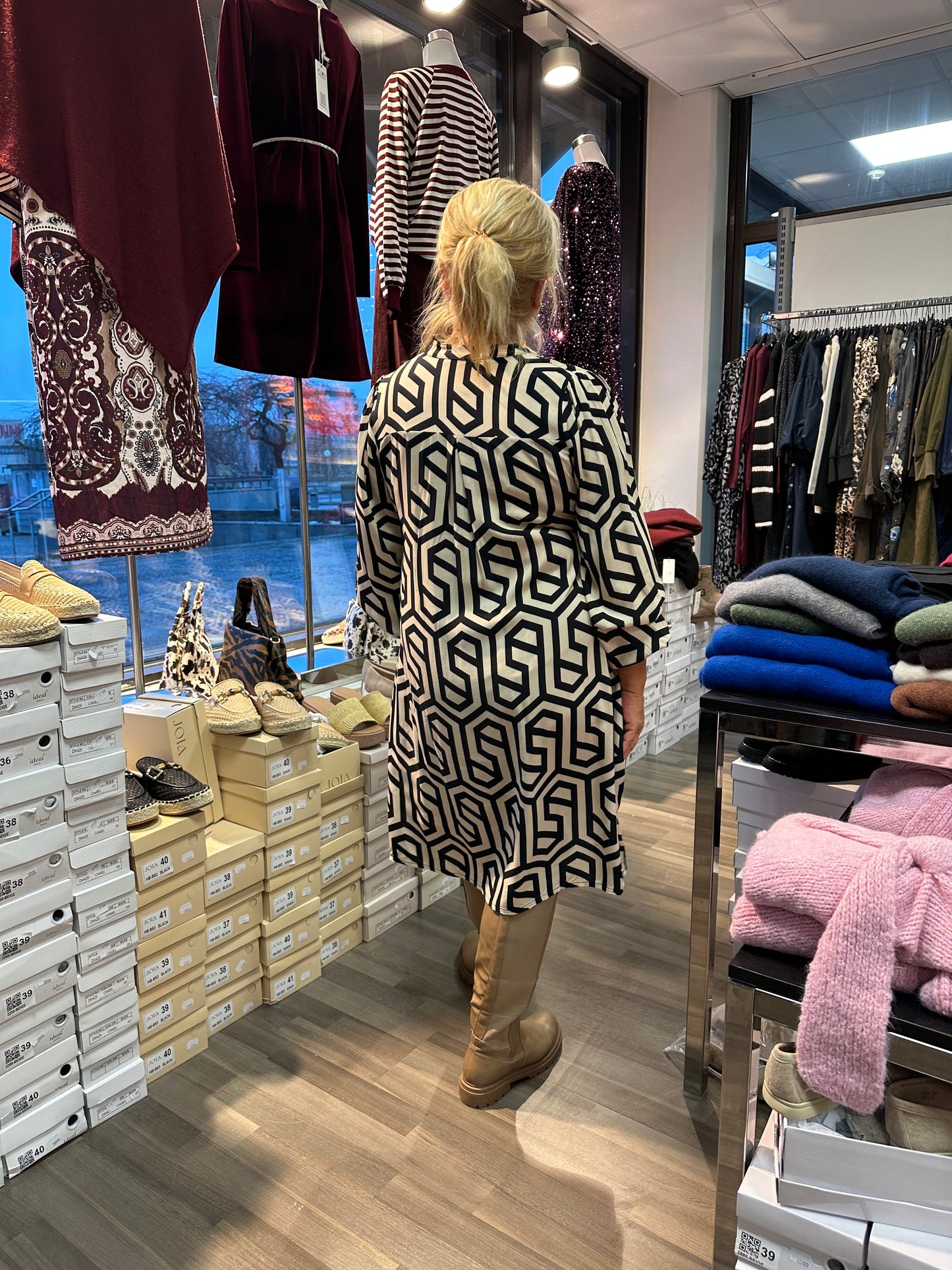 Kuviollinen mekko musta/beessi