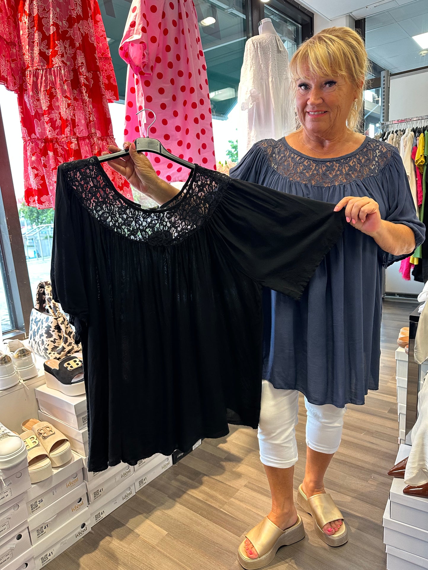 Plussize tunika pitsiyläosalla (4 väriä)