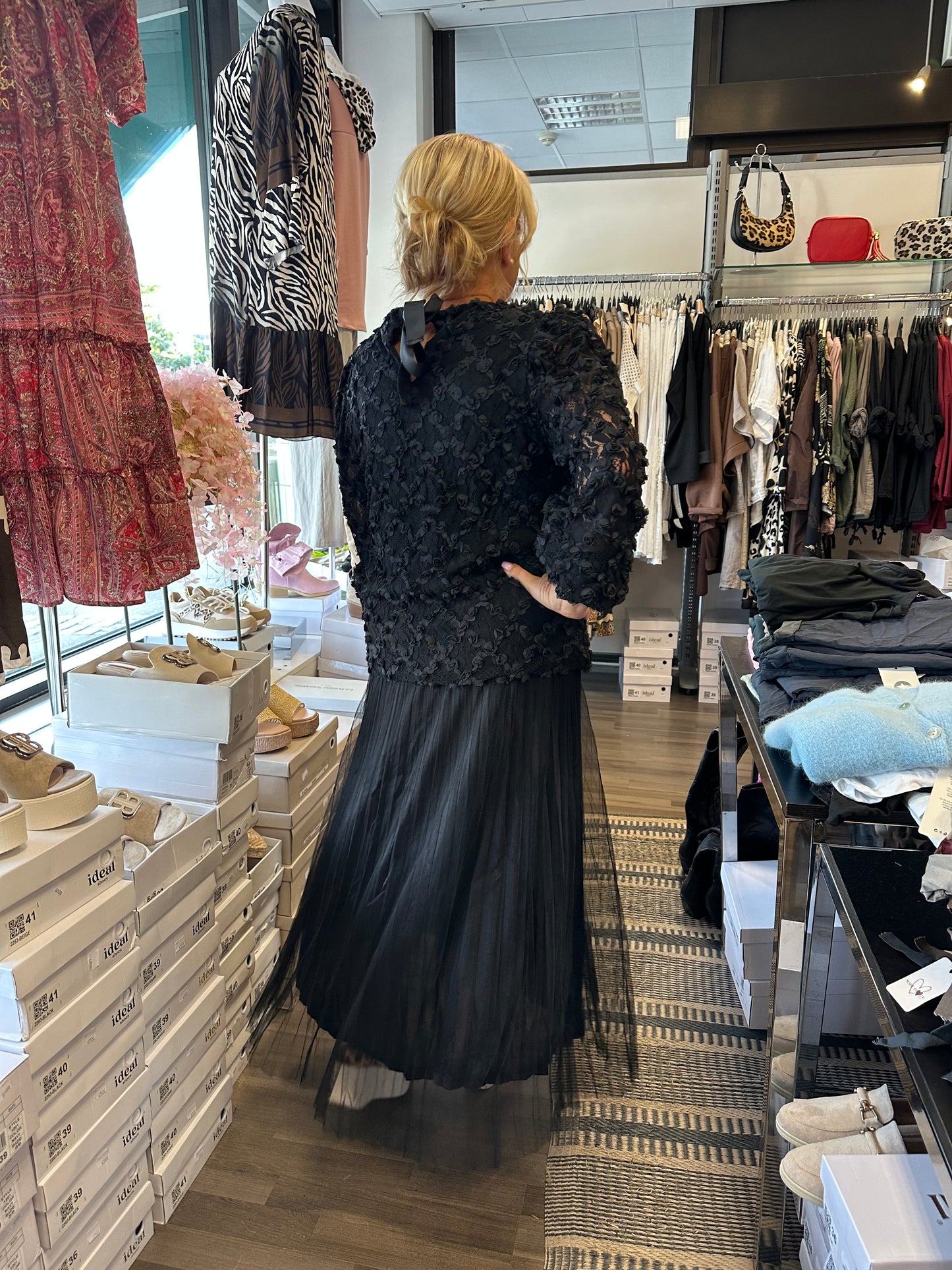 Tyllihame Clemence musta