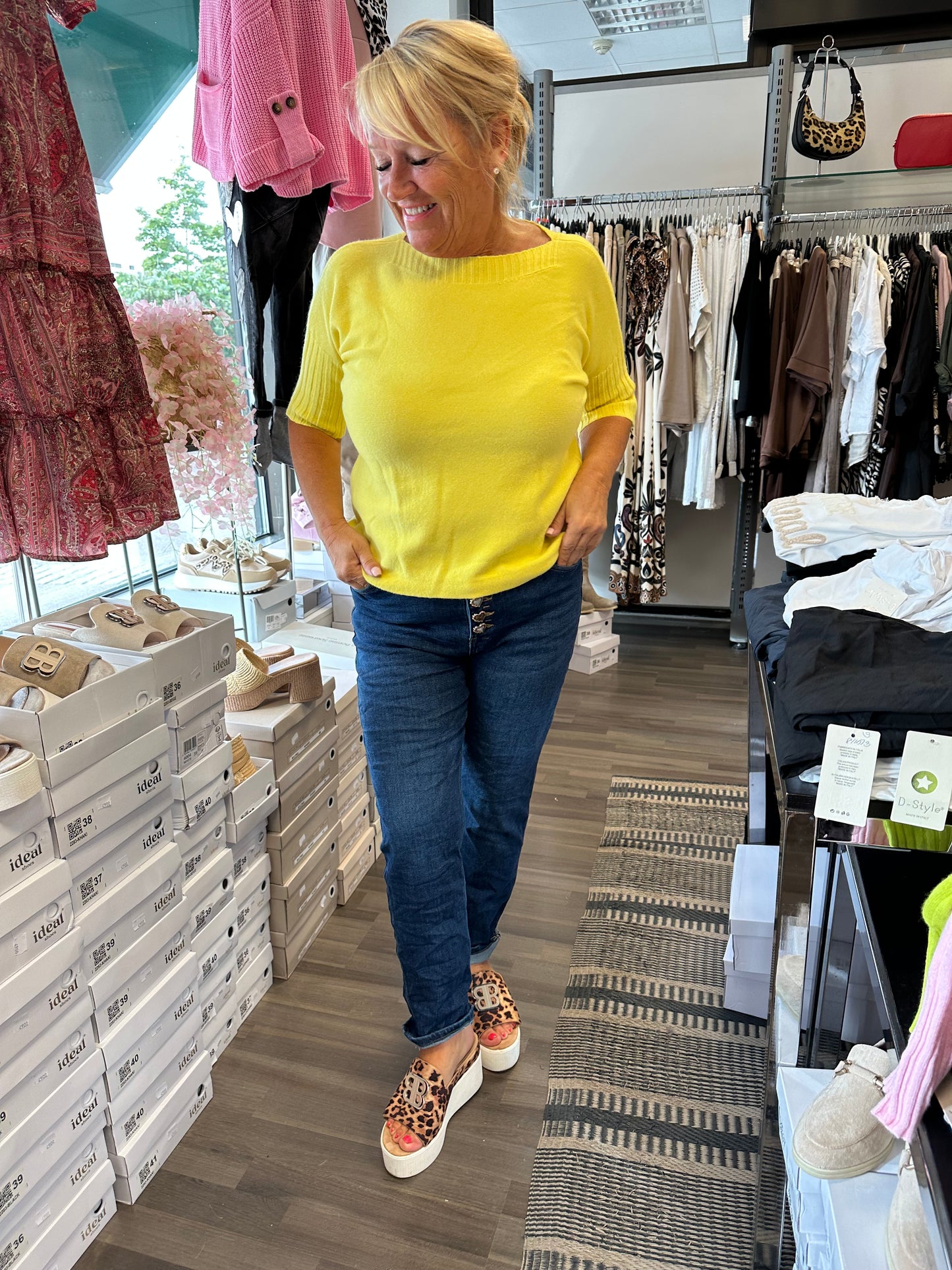 Lyhythihainen neule venepääntiellä keltainen