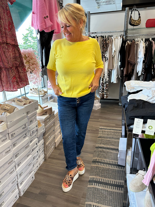 Lyhythihainen neule venepääntiellä keltainen