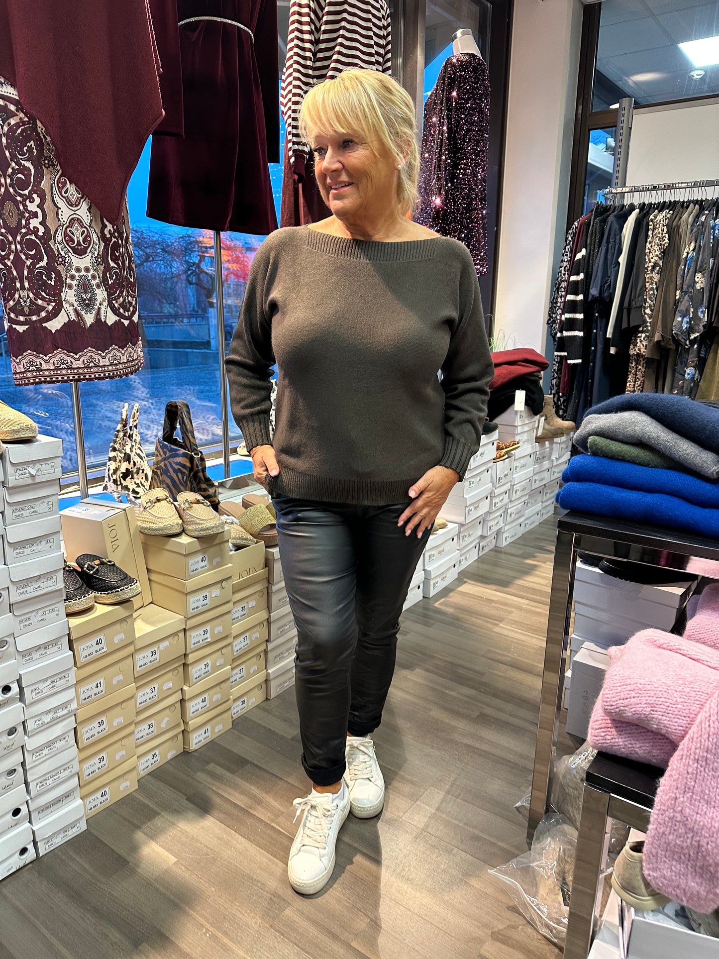 Neulepusero venepääntiellä ruskea