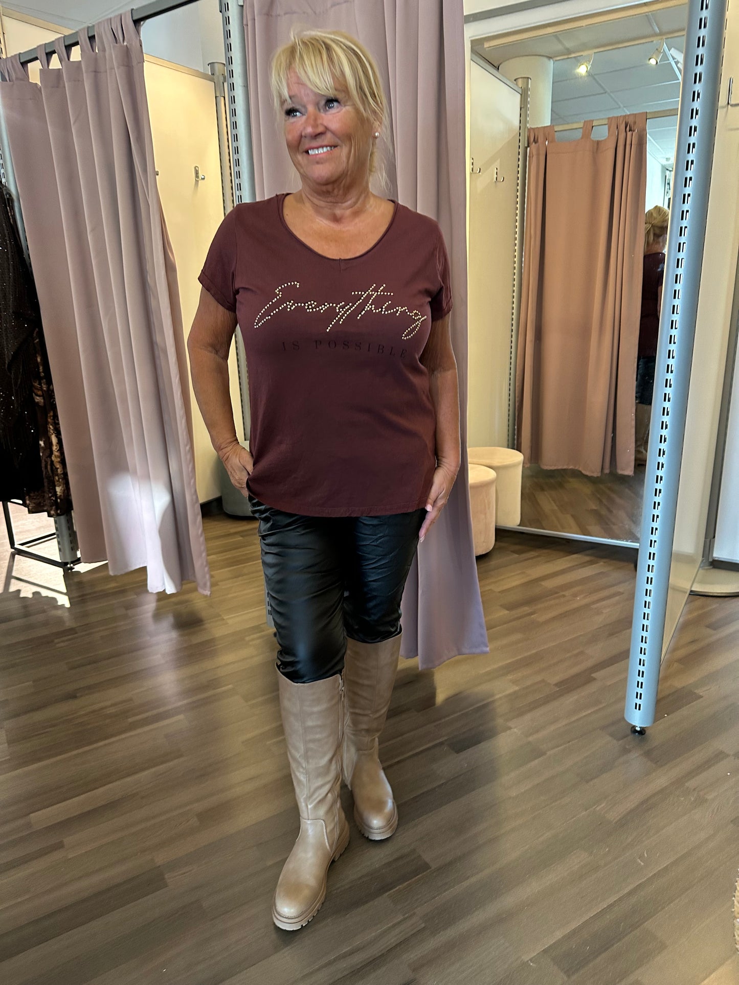 T-paita viininpunainen